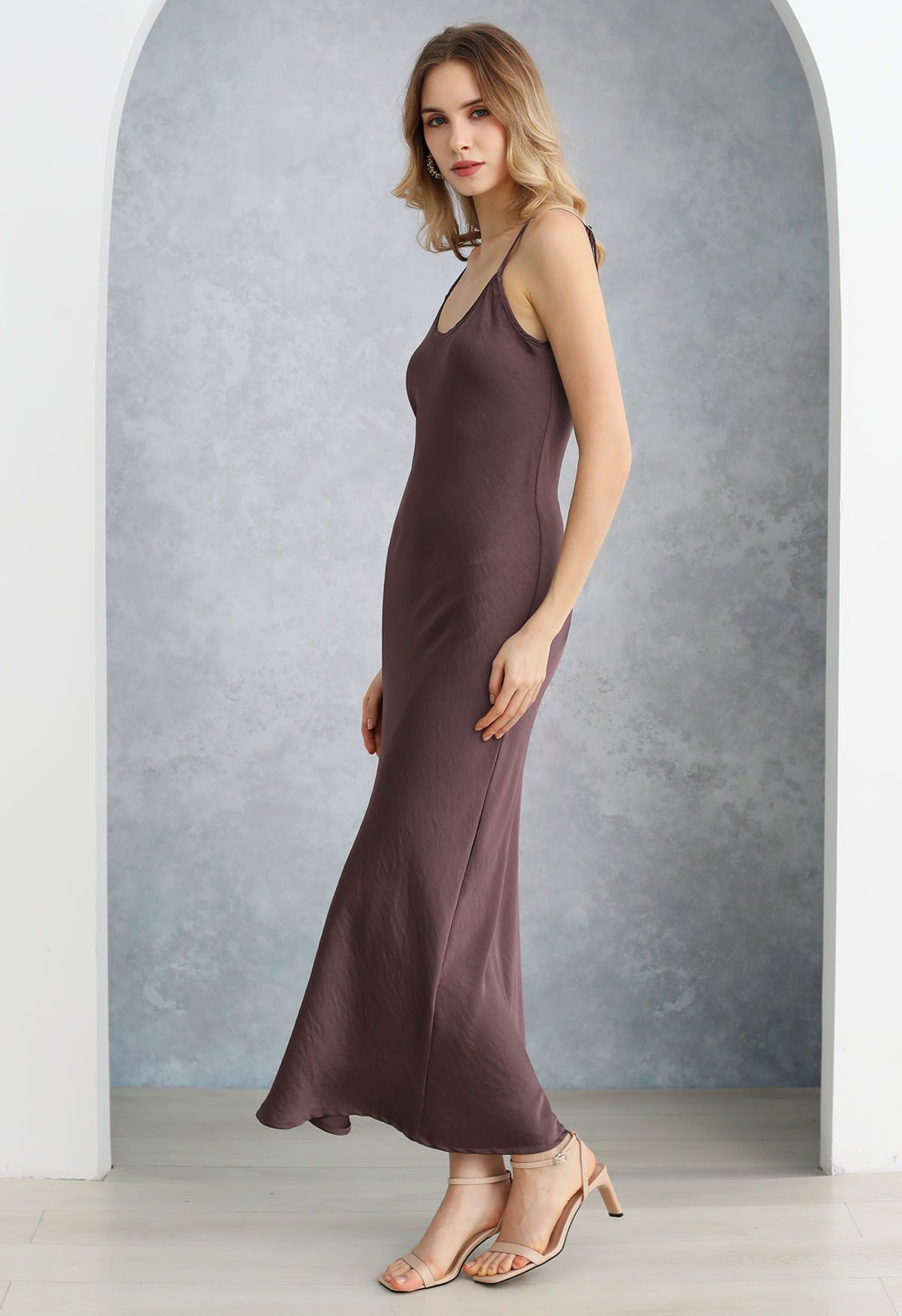 Robe longue dos nu en satin texturé en prune