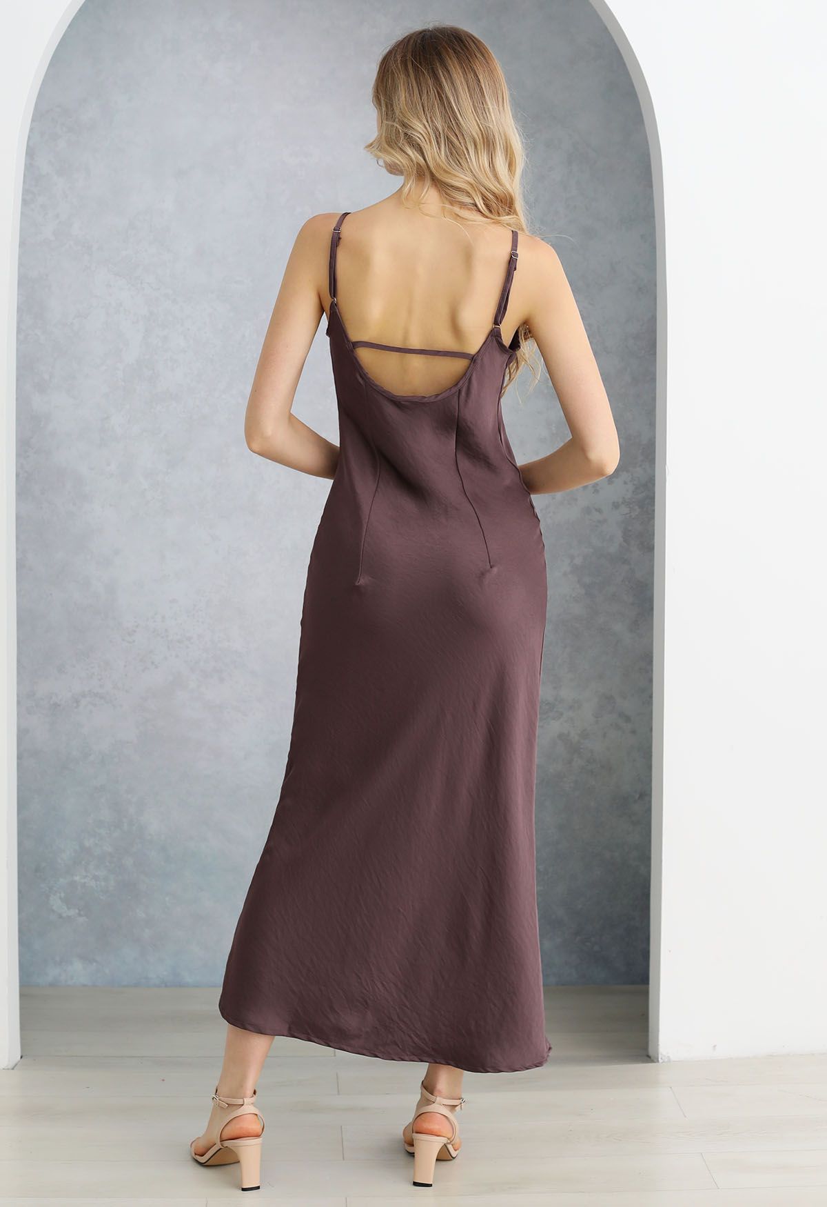 Robe longue dos nu en satin texturé en prune