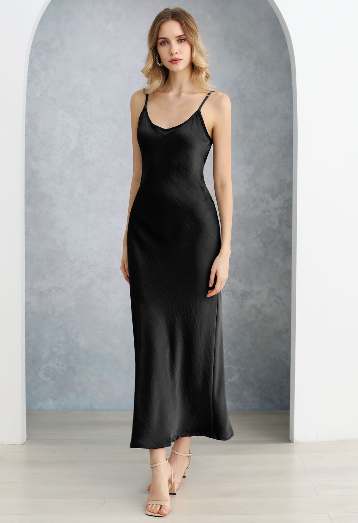 Robe longue dos nu en satin texturé en noir