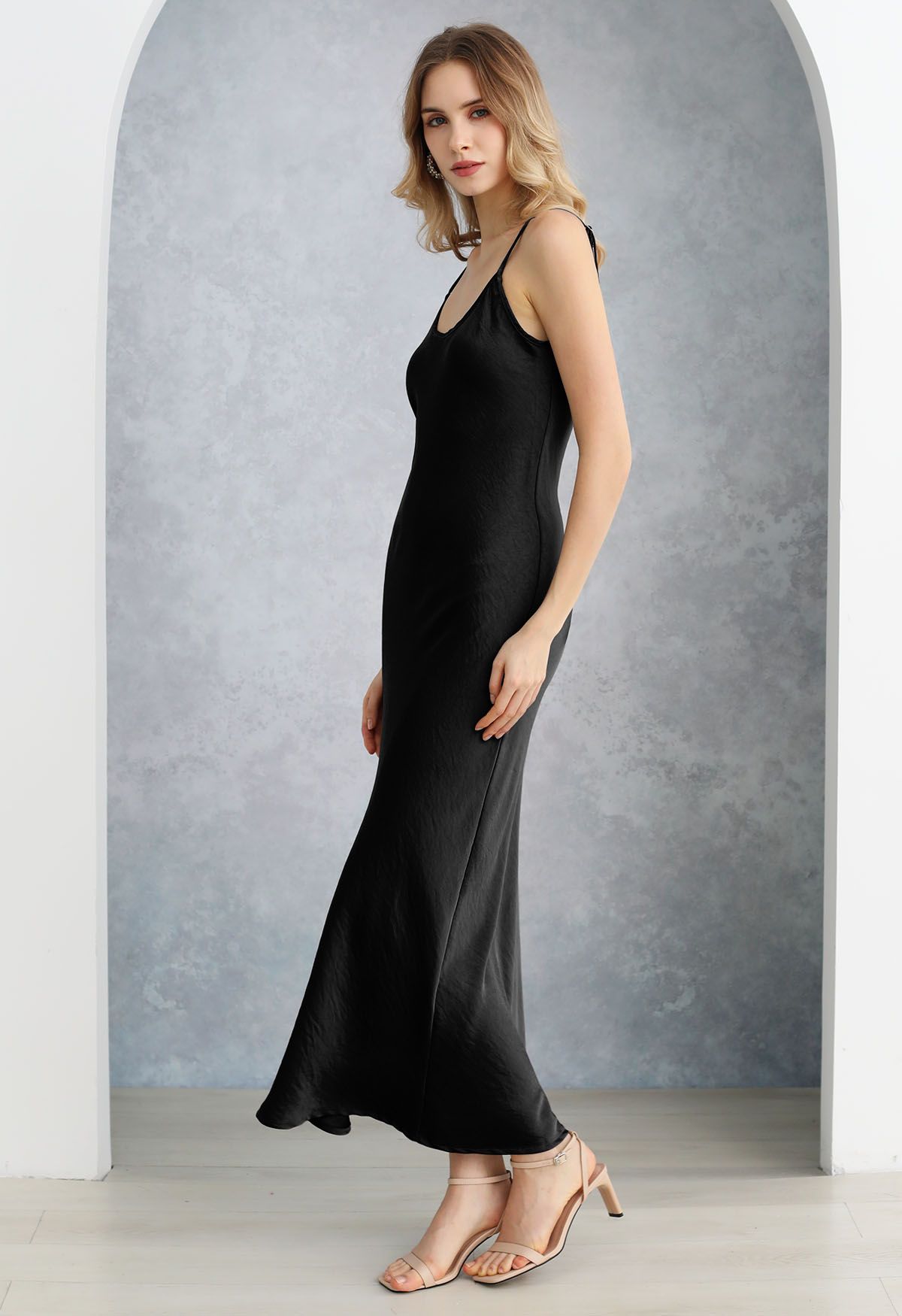 Robe longue dos nu en satin texturé en noir