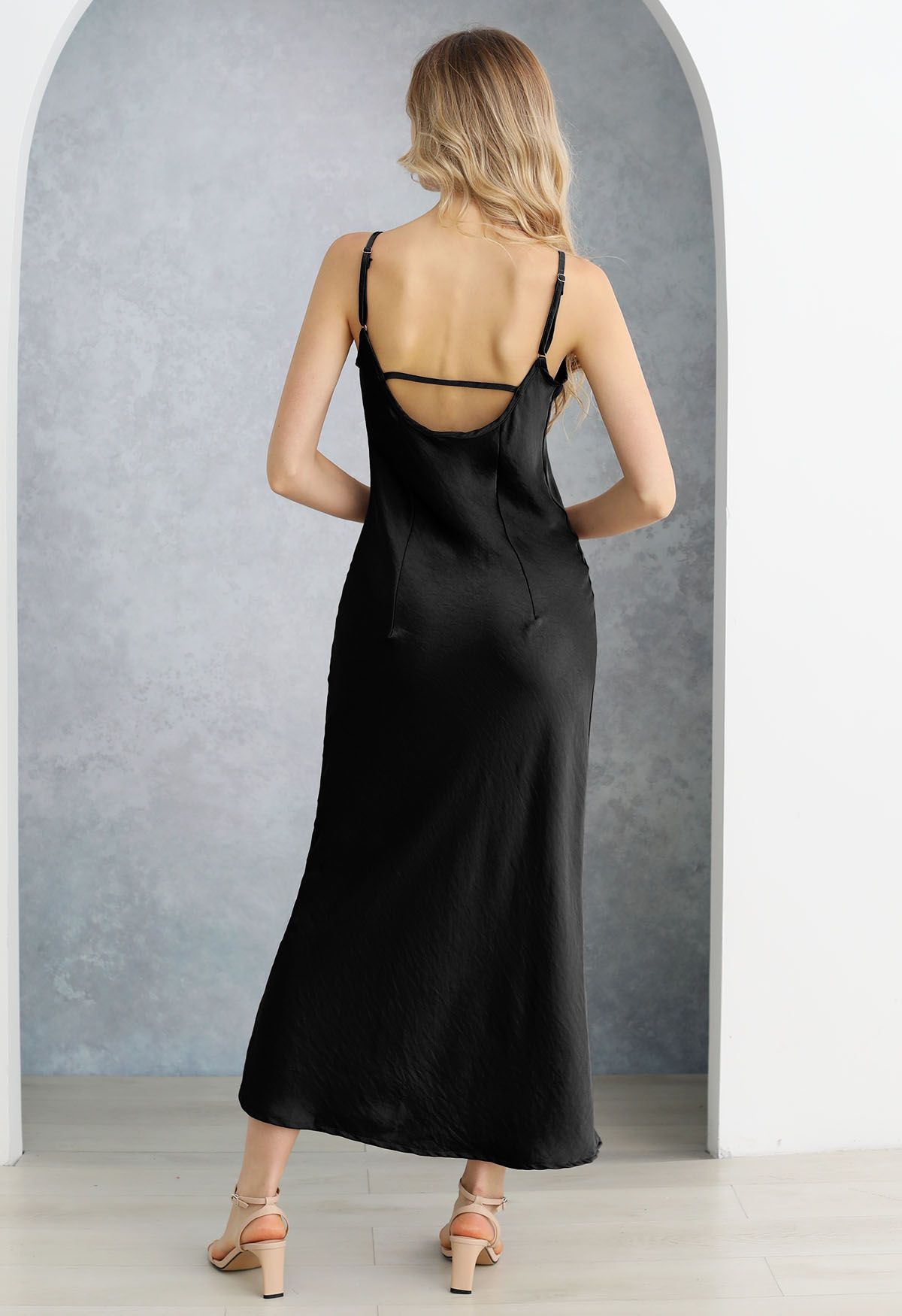 Robe longue dos nu en satin texturé en noir