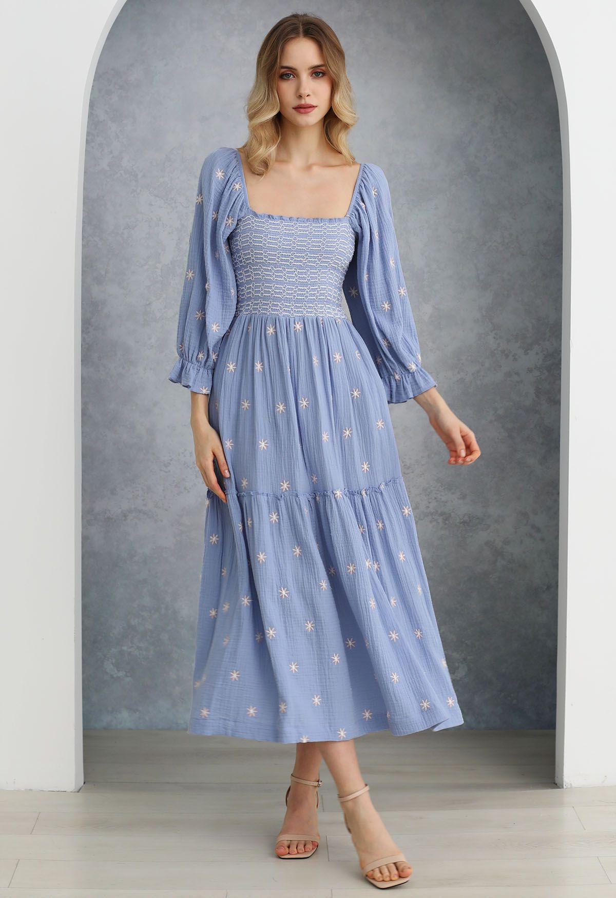 Robe mi-longue à col carré brodée Floret en bleu