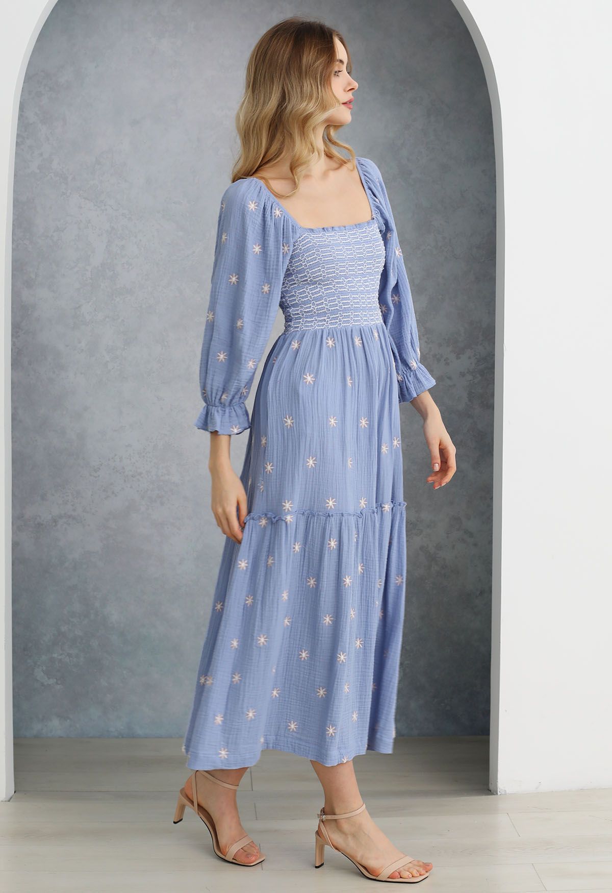 Robe mi-longue à col carré brodée Floret en bleu