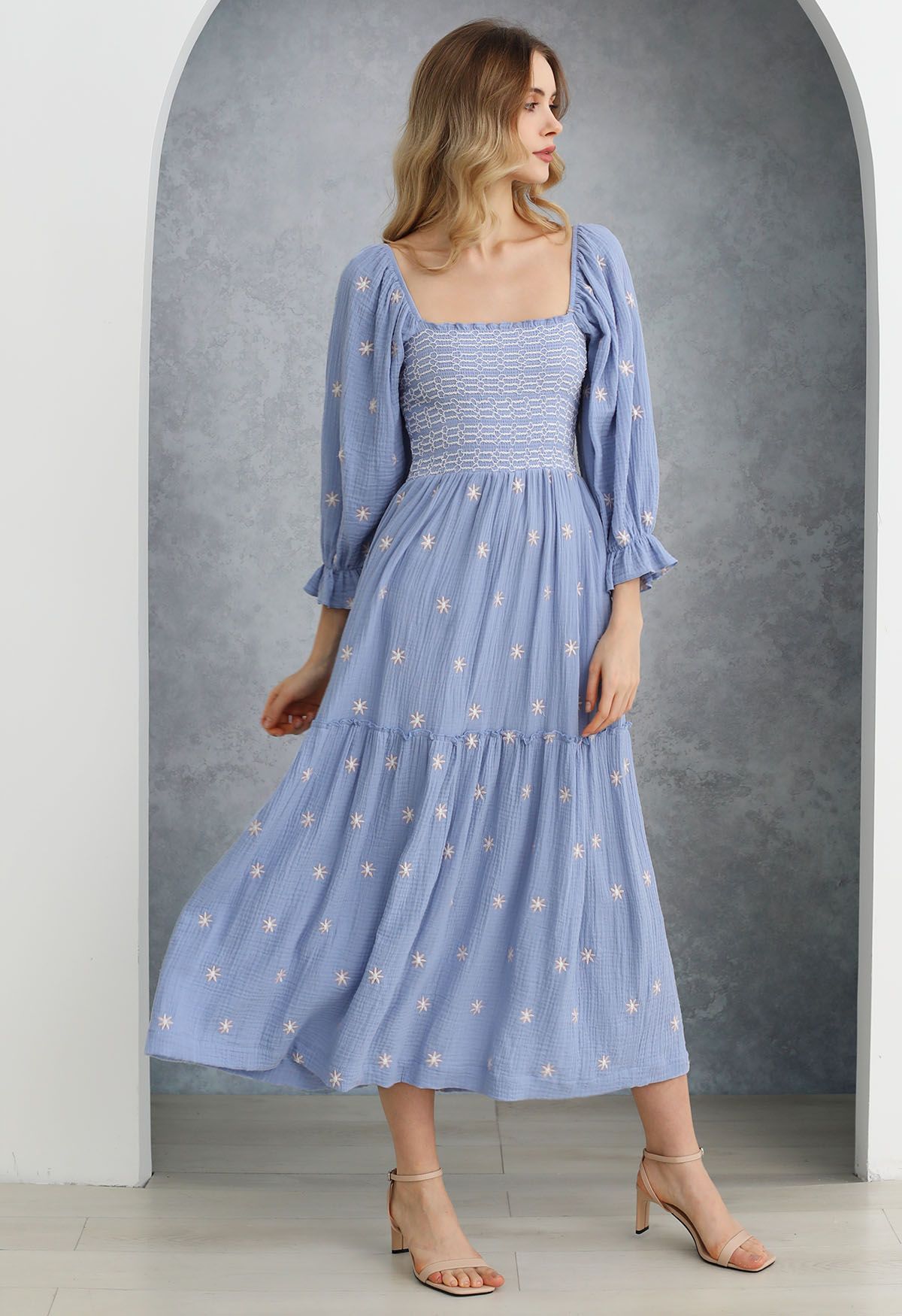 Robe mi-longue à col carré brodée Floret en bleu