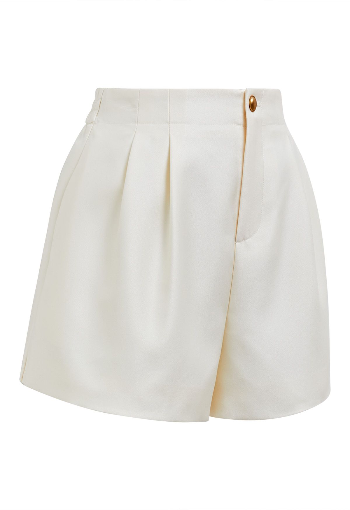 Short doré avec poches latérales et boutons en crème