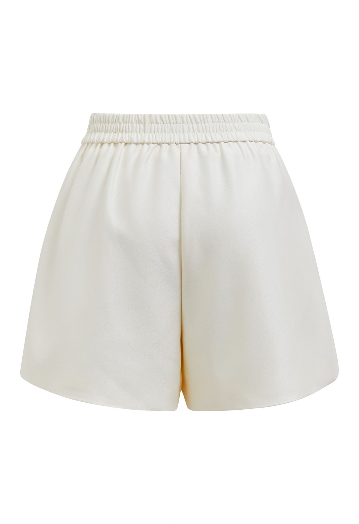 Short doré avec poches latérales et boutons en crème