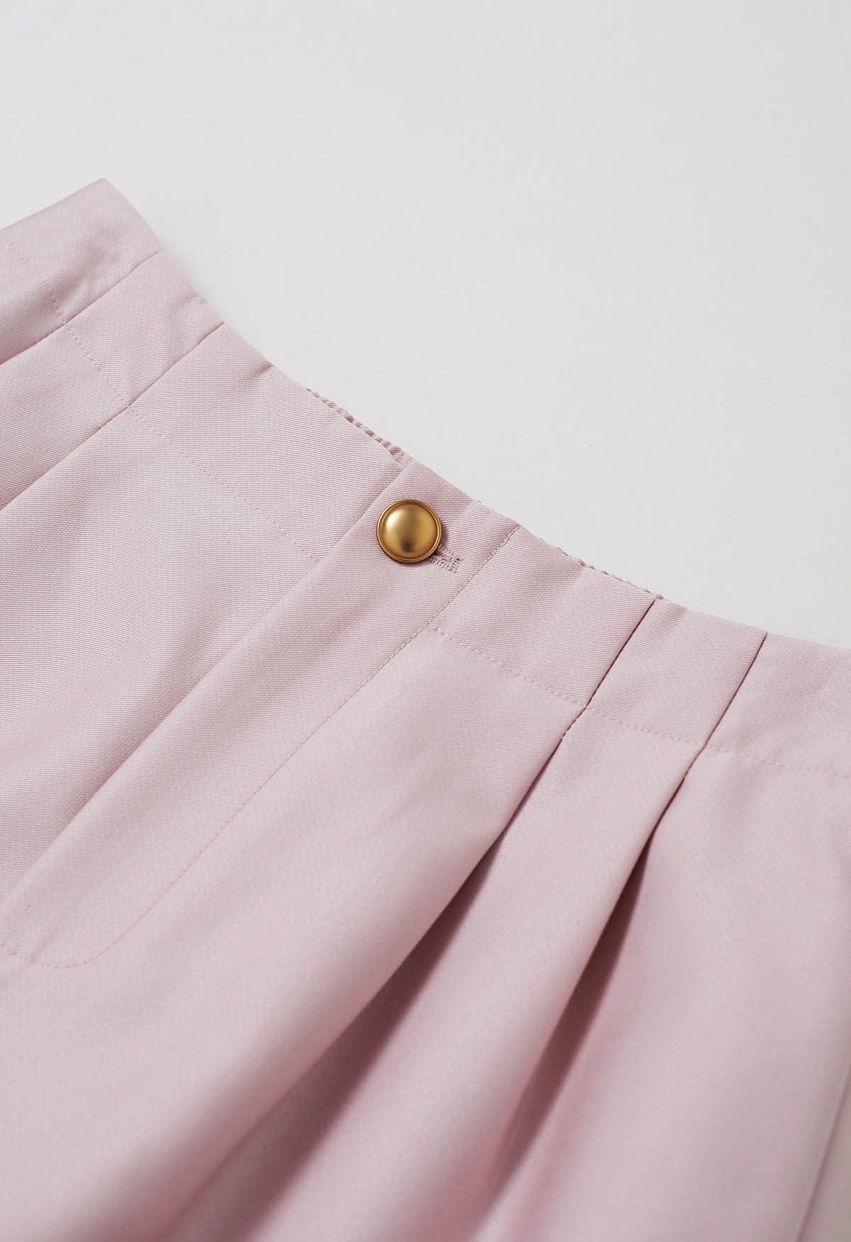 Short boutonné doré avec poche latérale en rose