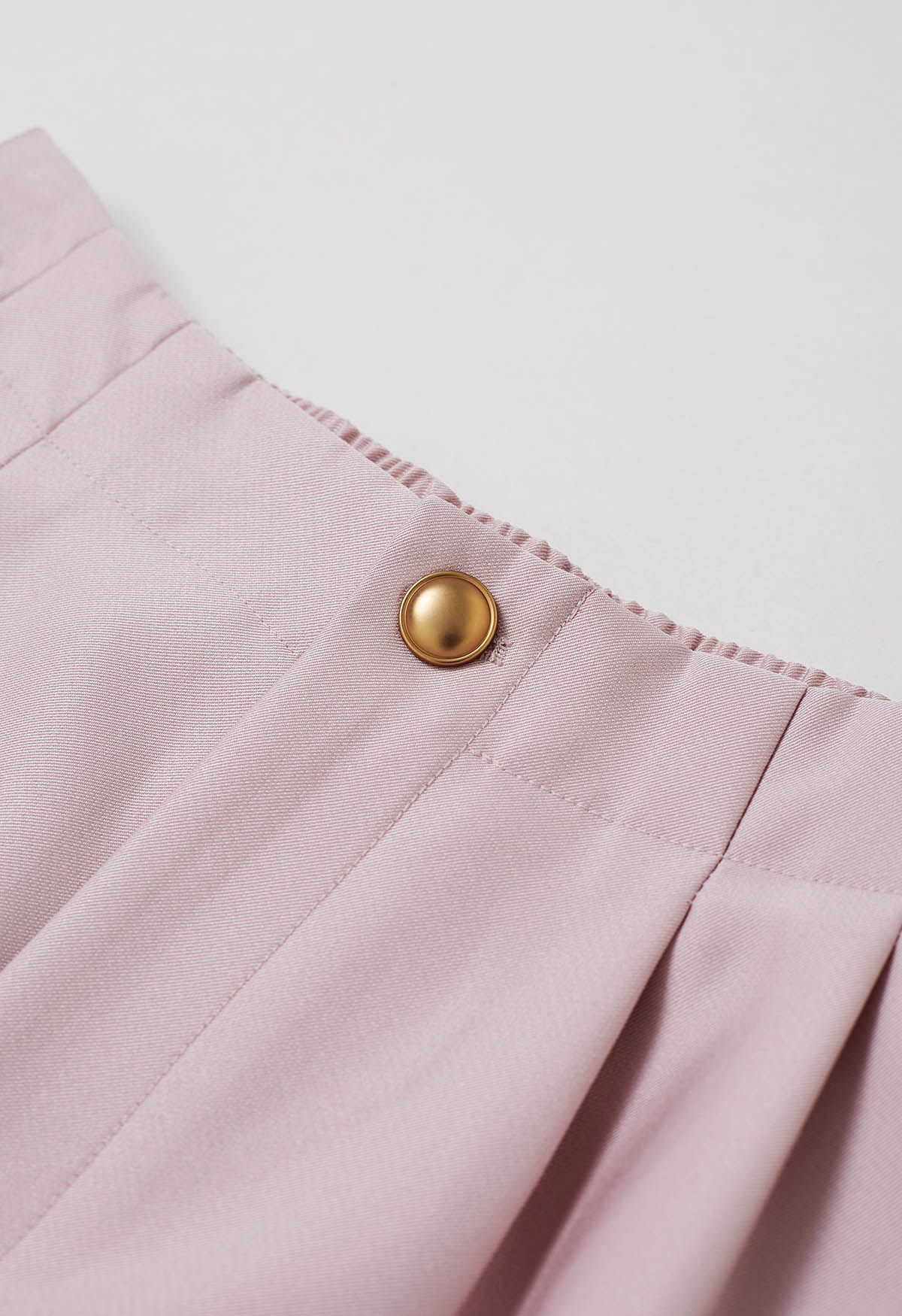 Short boutonné doré avec poche latérale en rose