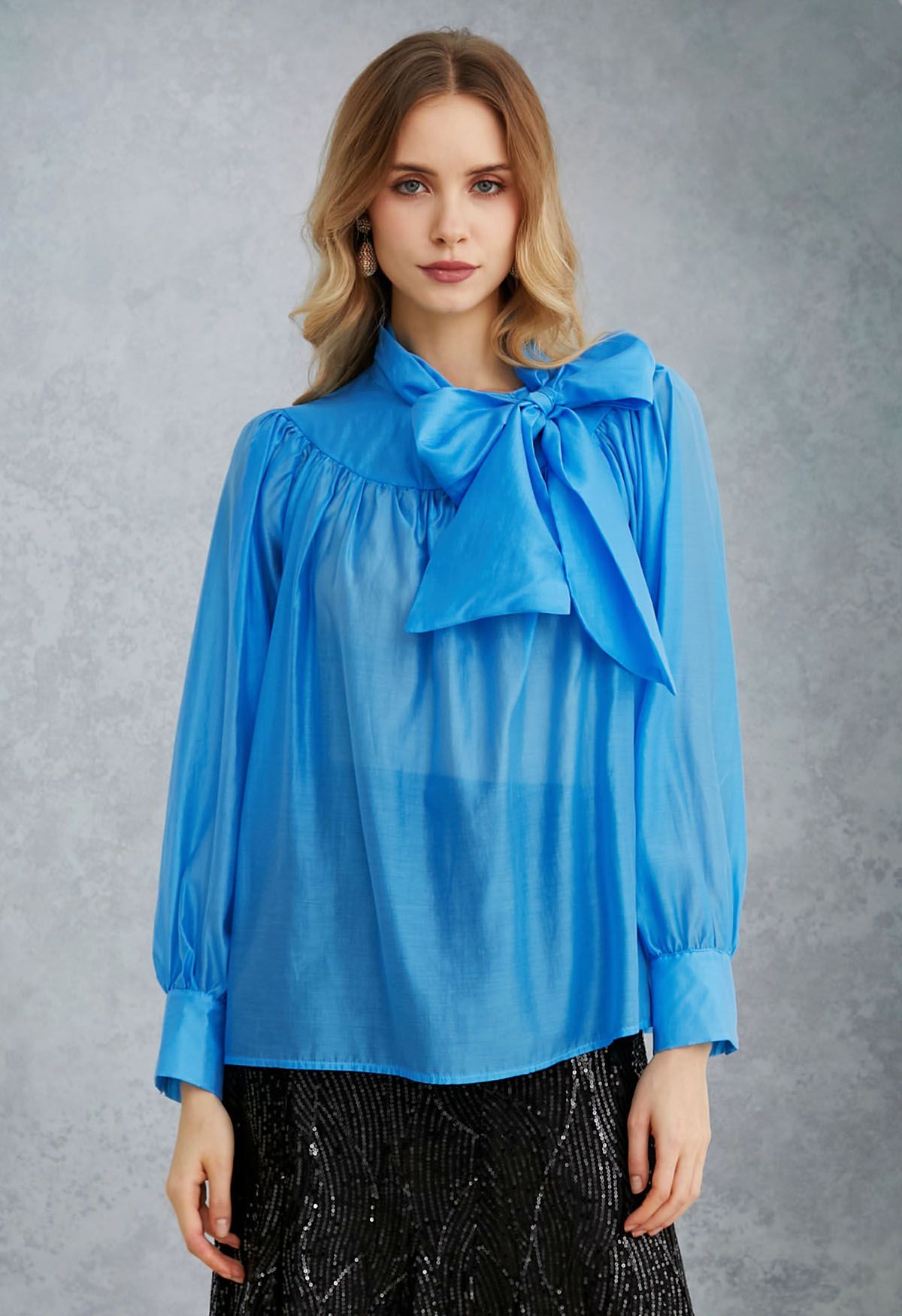 Charmante chemise transparente à manches bouffantes et nœud papillon en bleu