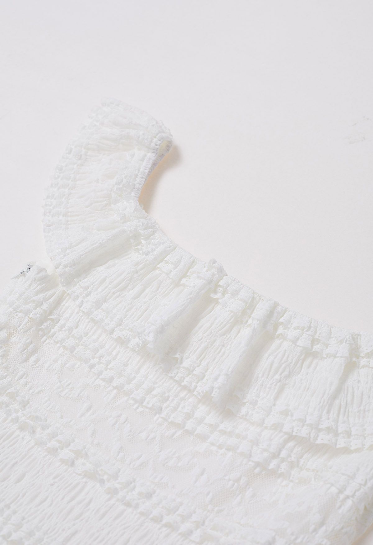 Robe épissé à épaules dénudées en dentelle à plusieurs niveaux en blanc