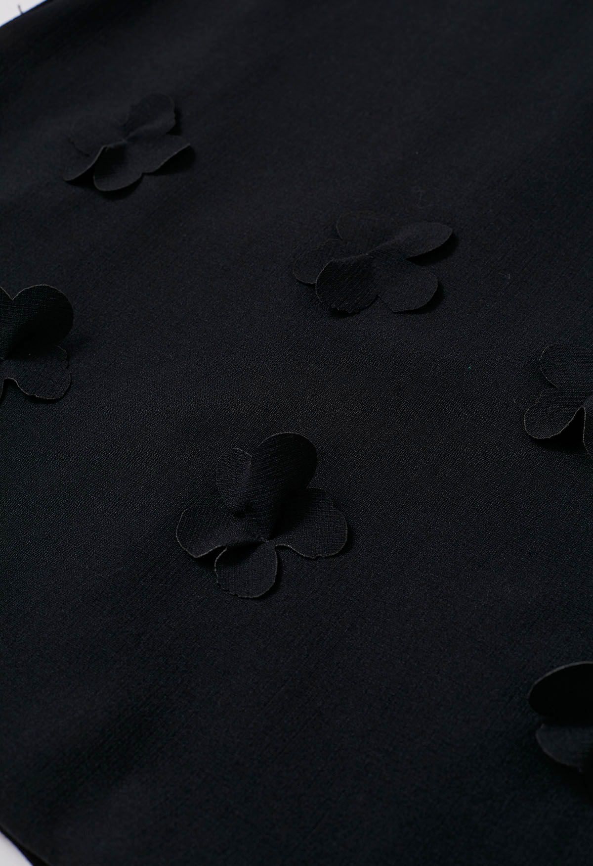 Robe sans manches avec nœud papillon et appliques de fleurs en noir