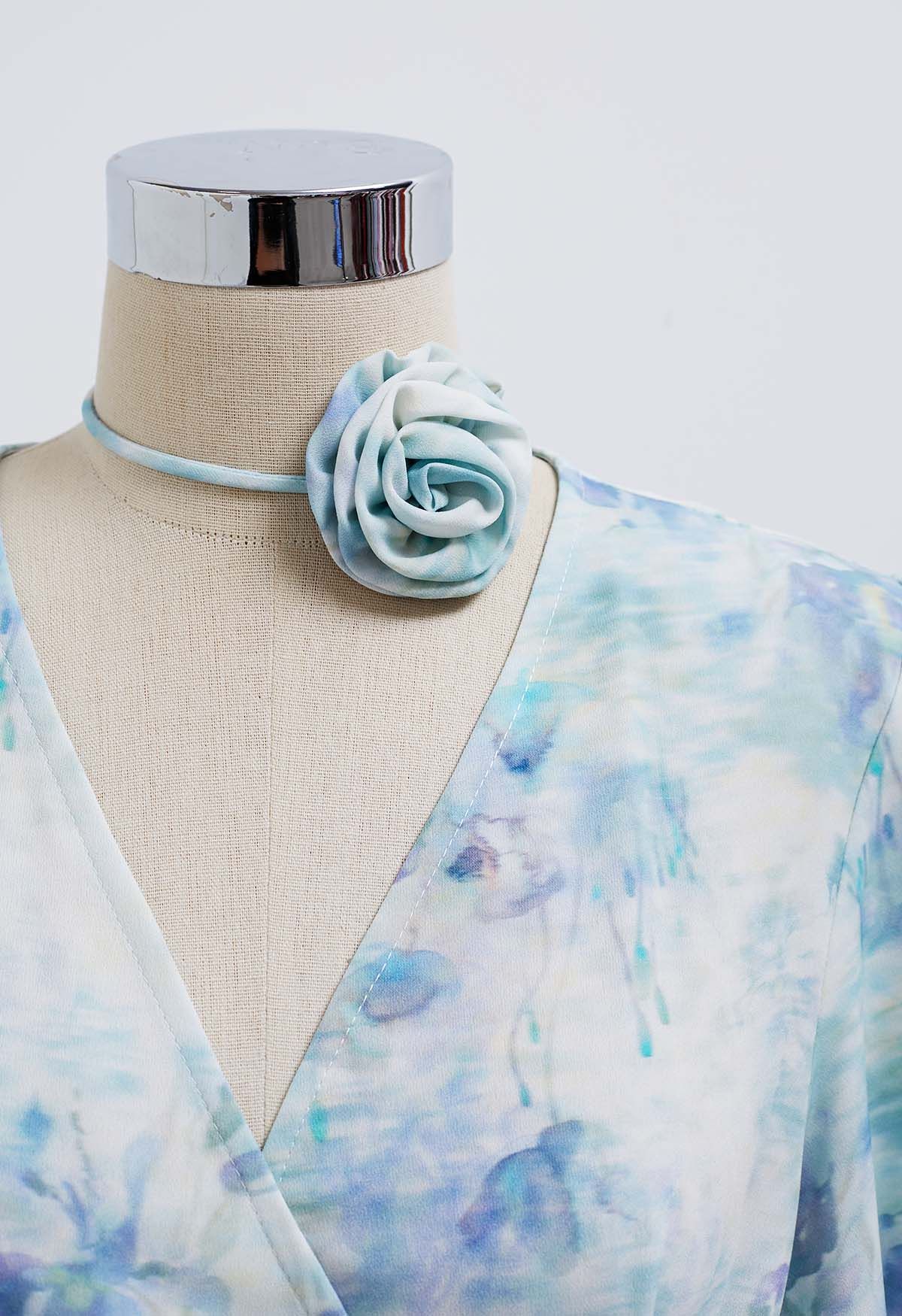 Mini-robe portefeuille à fleurs bleu aquarelle avec tour de cou