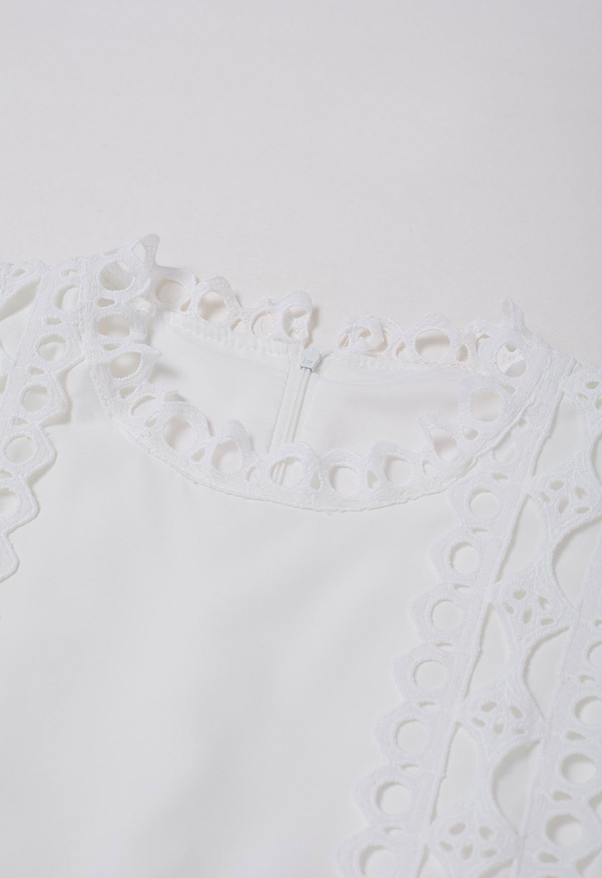 Robe mi-longue à manches bouffantes et bordure en dentelle découpée avec ceinture en blanc