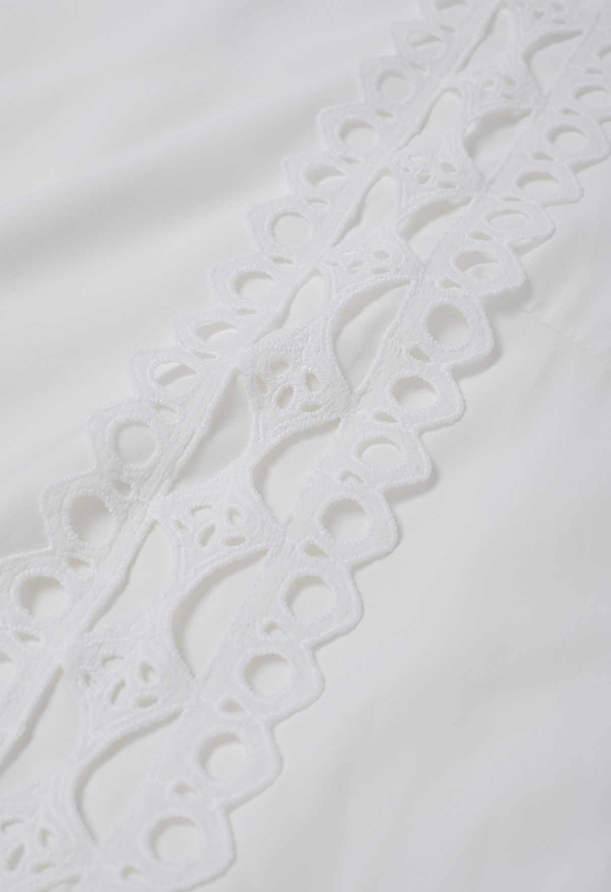 Robe mi-longue à manches bouffantes et bordure en dentelle découpée avec ceinture en blanc