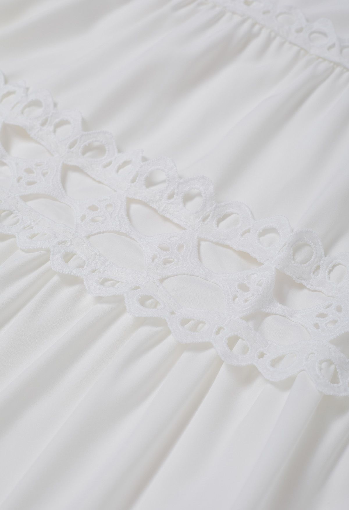 Robe mi-longue à manches bouffantes et bordure en dentelle découpée avec ceinture en blanc