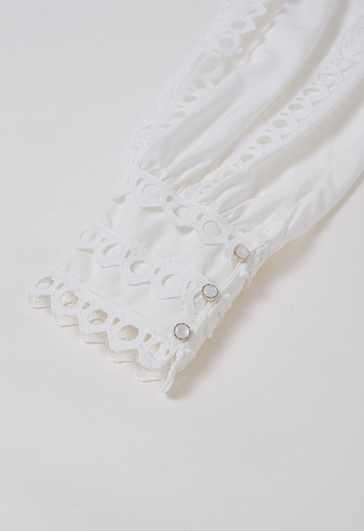 Robe mi-longue à manches bouffantes et bordure en dentelle découpée avec ceinture en blanc