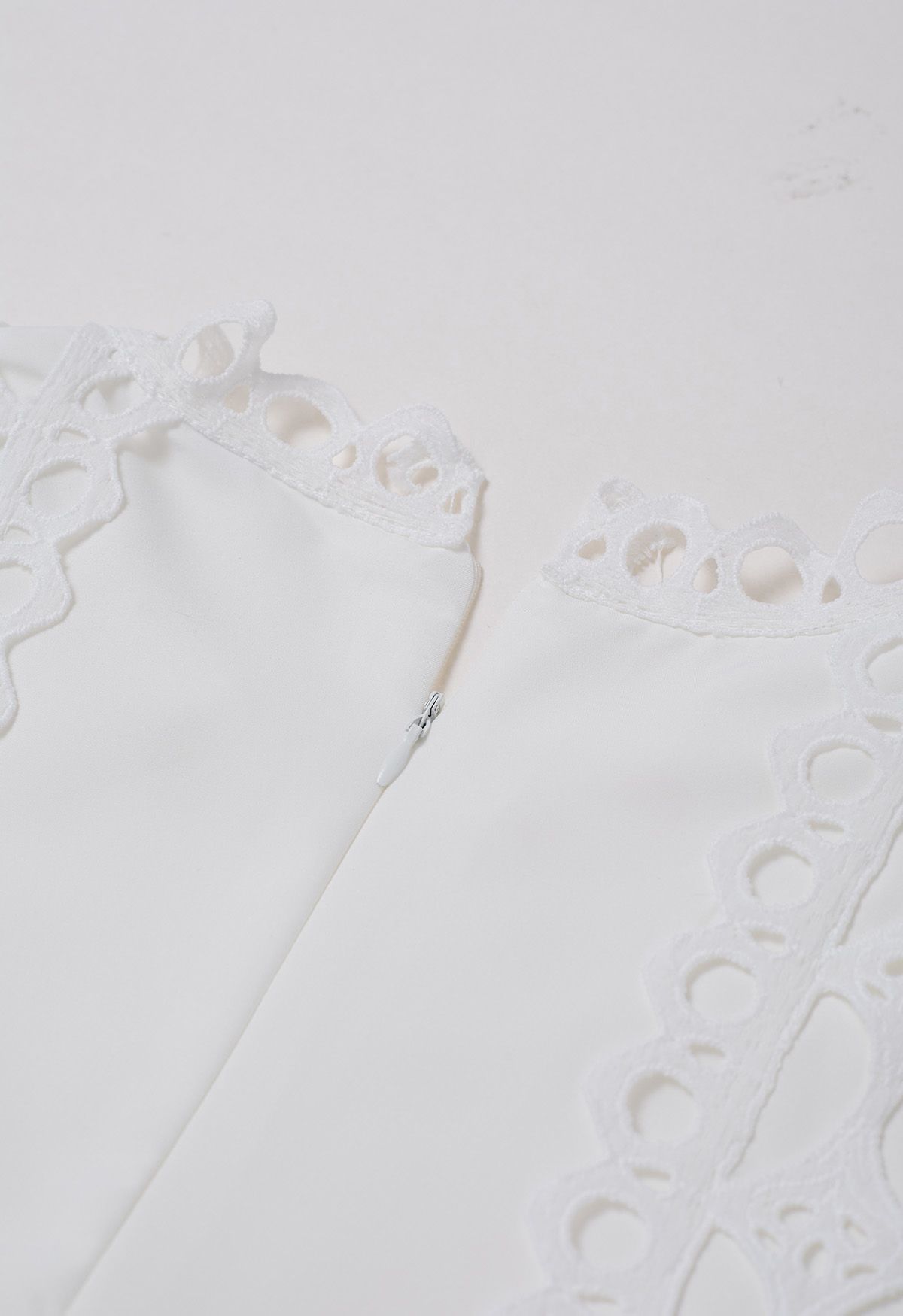 Robe mi-longue à manches bouffantes et bordure en dentelle découpée avec ceinture en blanc