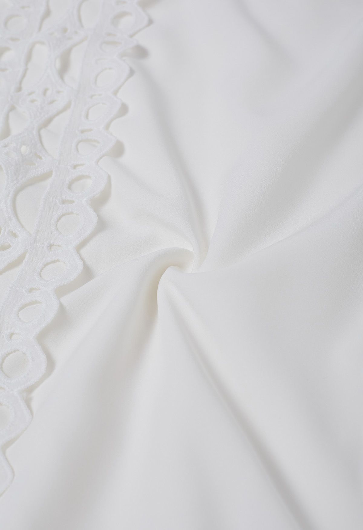 Robe mi-longue à manches bouffantes et bordure en dentelle découpée avec ceinture en blanc