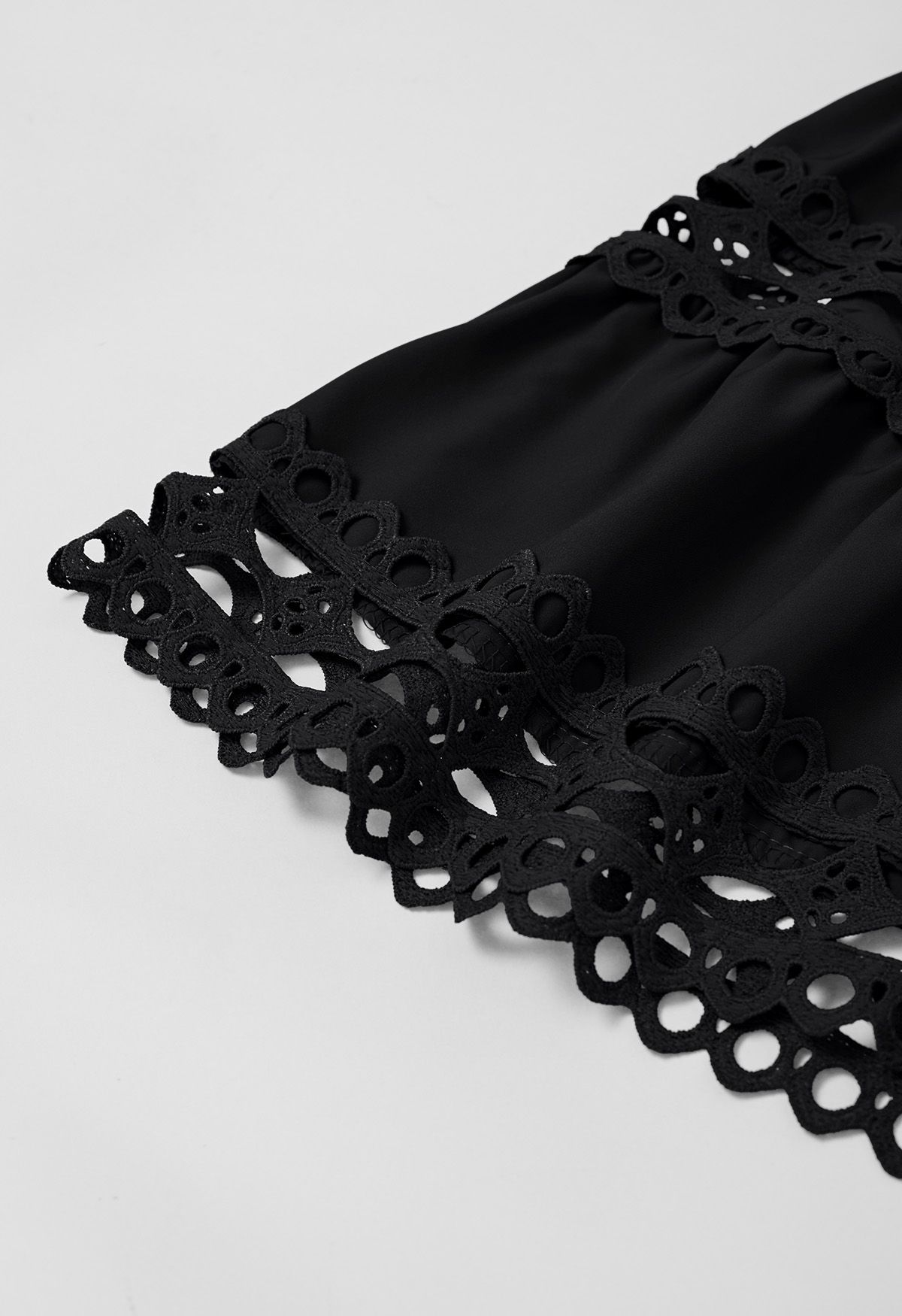 Robe mi-longue à manches bouffantes et bordure en dentelle découpée avec ceinture en noir