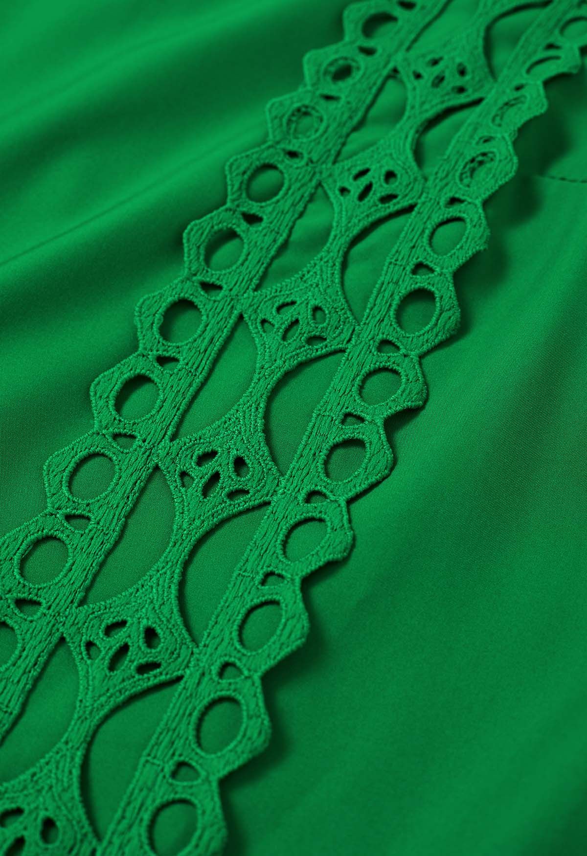 Robe mi-longue à manches bouffantes et bordure en dentelle découpée avec ceinture en vert