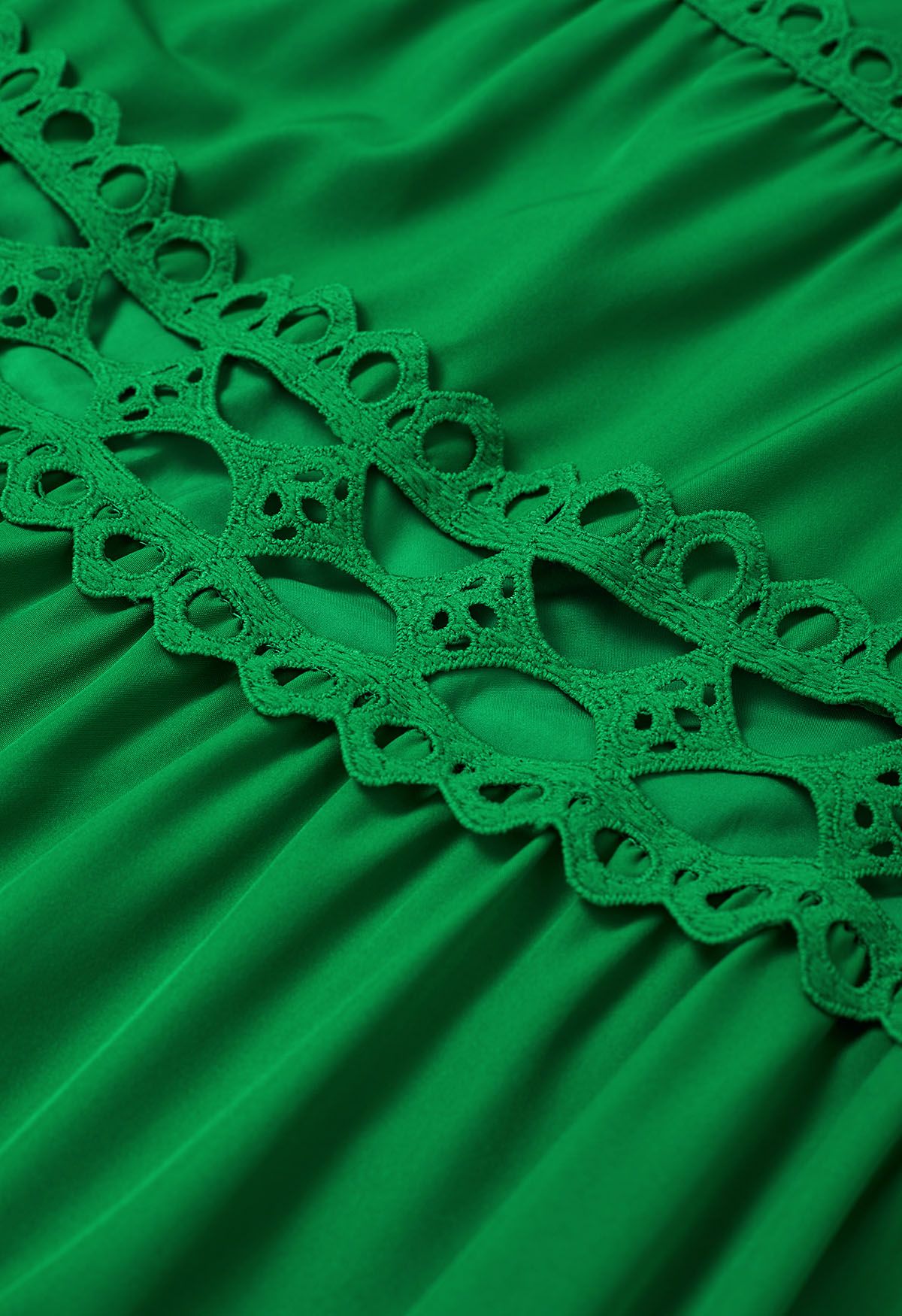 Robe mi-longue à manches bouffantes et bordure en dentelle découpée avec ceinture en vert