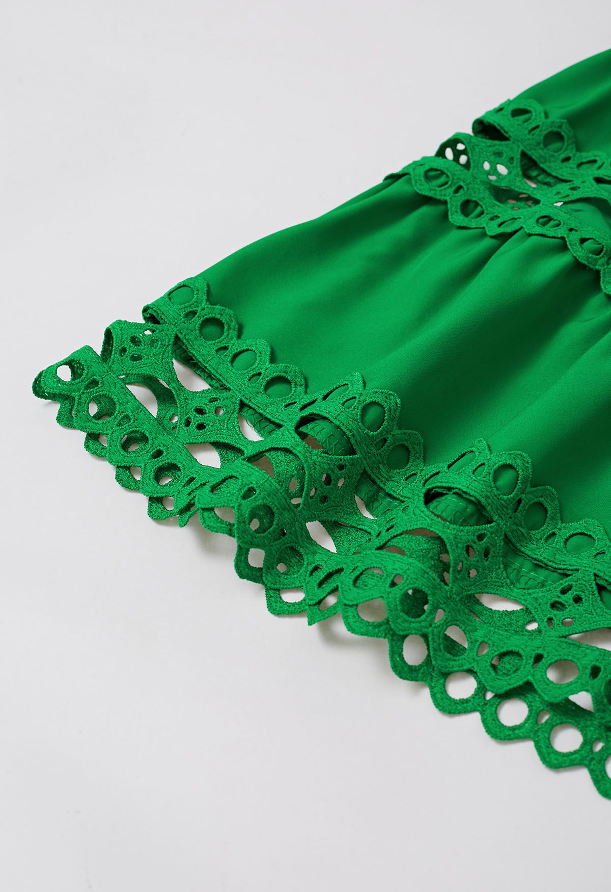 Robe mi-longue à manches bouffantes et bordure en dentelle découpée avec ceinture en vert