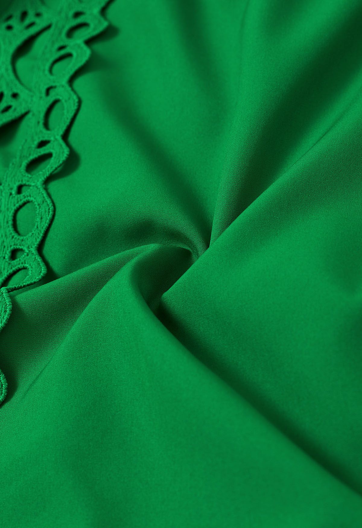 Robe mi-longue à manches bouffantes et bordure en dentelle découpée avec ceinture en vert