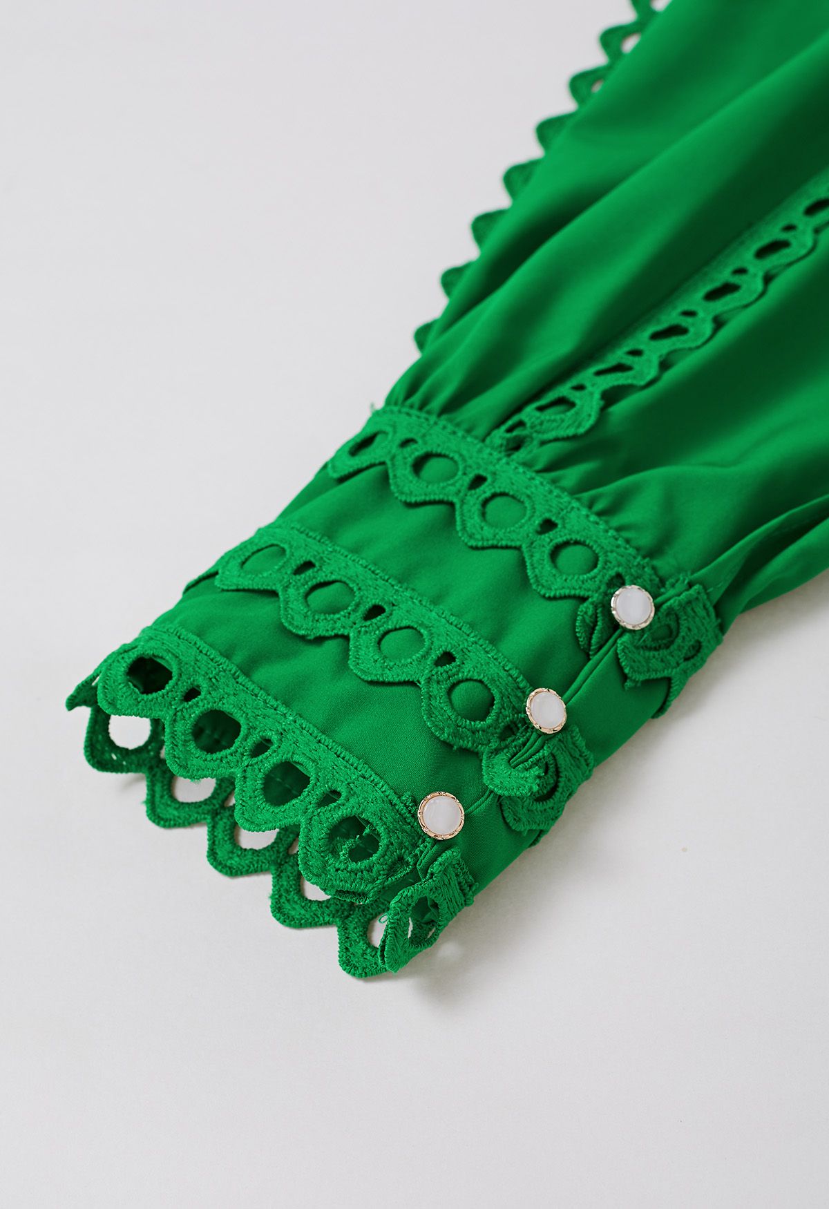 Robe mi-longue à manches bouffantes et bordure en dentelle découpée avec ceinture en vert