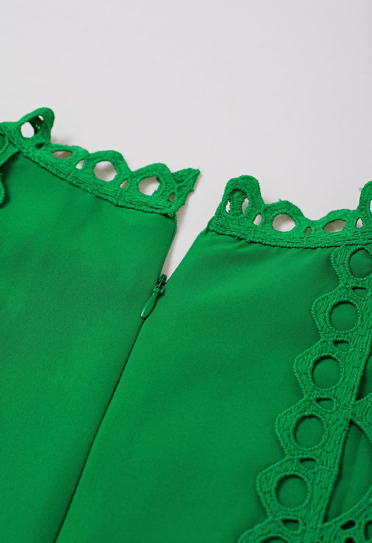 Robe mi-longue à manches bouffantes et bordure en dentelle découpée avec ceinture en vert