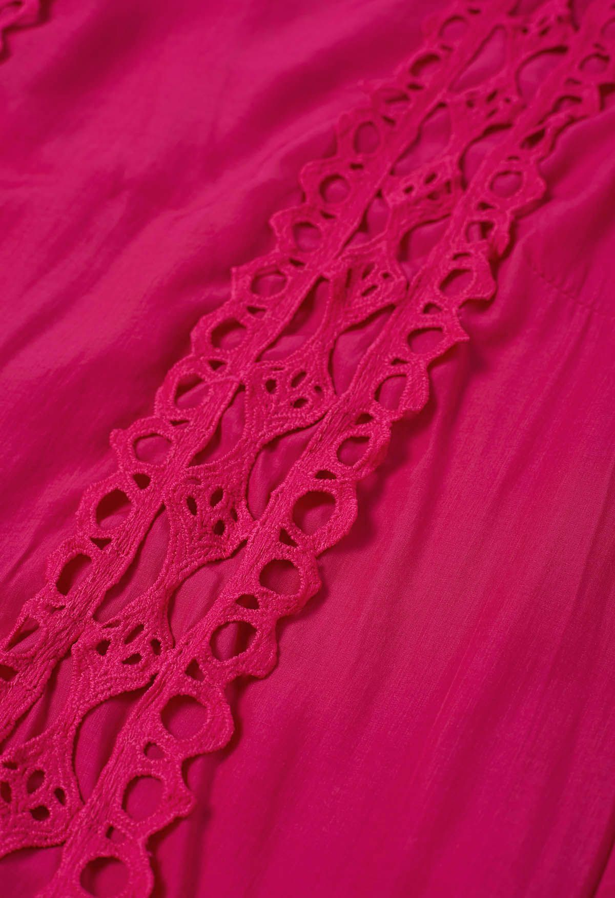 Robe midi ceinturée à manches bouffantes et bordure en dentelle en magenta