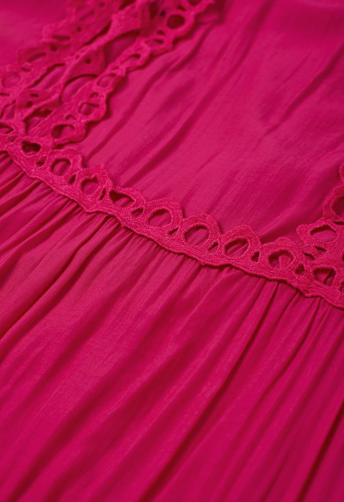 Robe midi ceinturée à manches bouffantes et bordure en dentelle en magenta