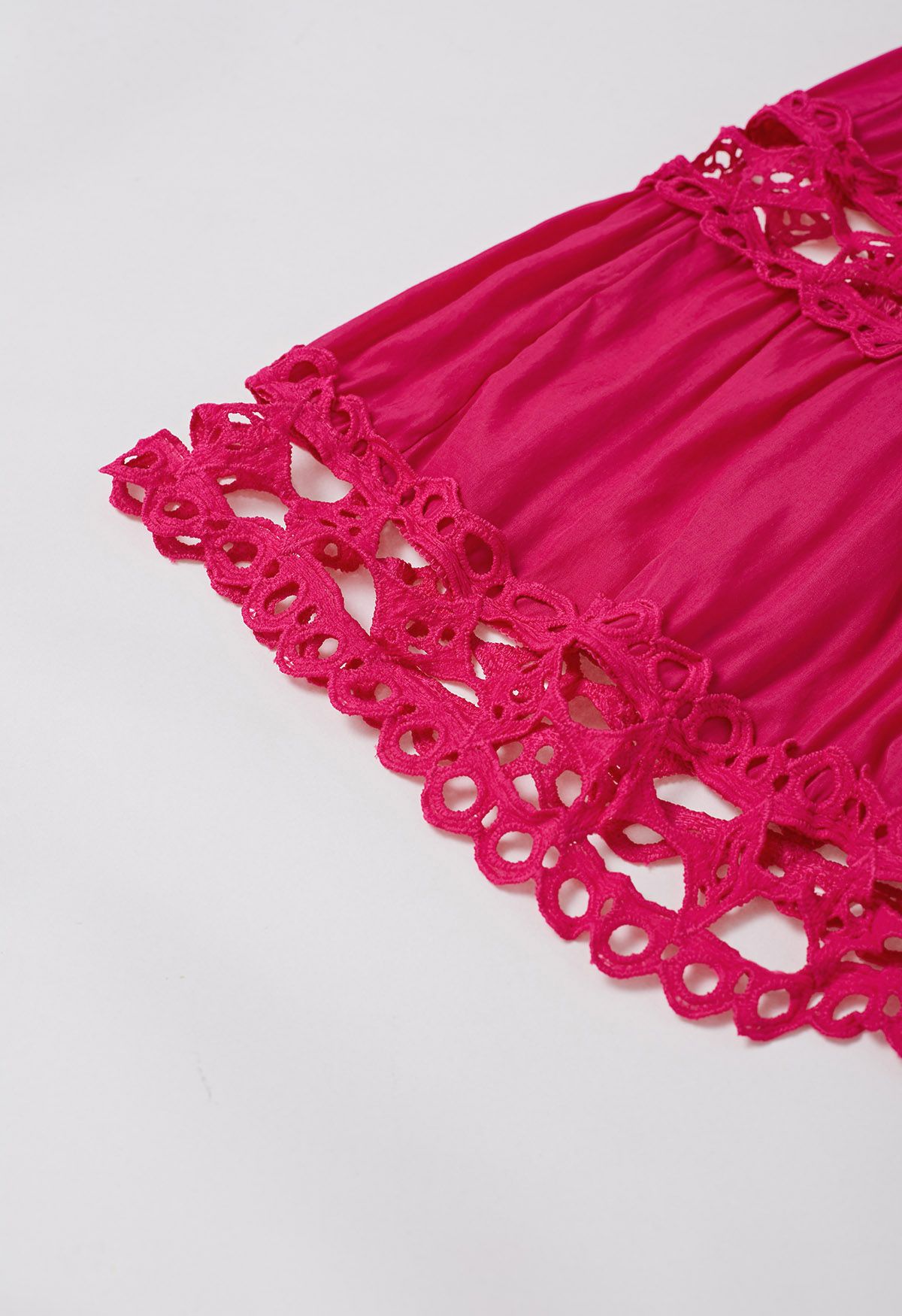 Robe midi ceinturée à manches bouffantes et bordure en dentelle en magenta