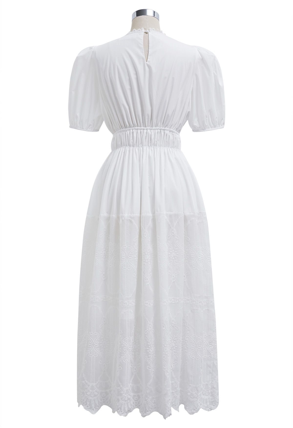 Robe épissé brodée à col en V et manches courtes bouffantes en blanc