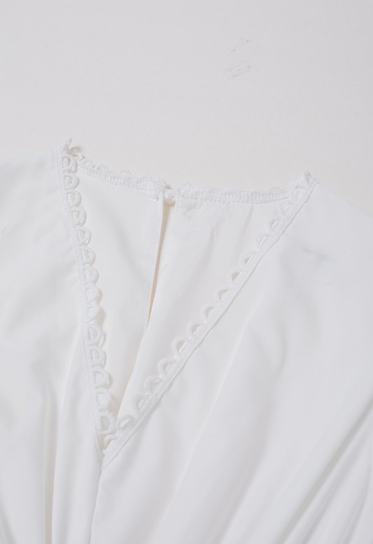 Robe épissé brodée à col en V et manches courtes bouffantes en blanc