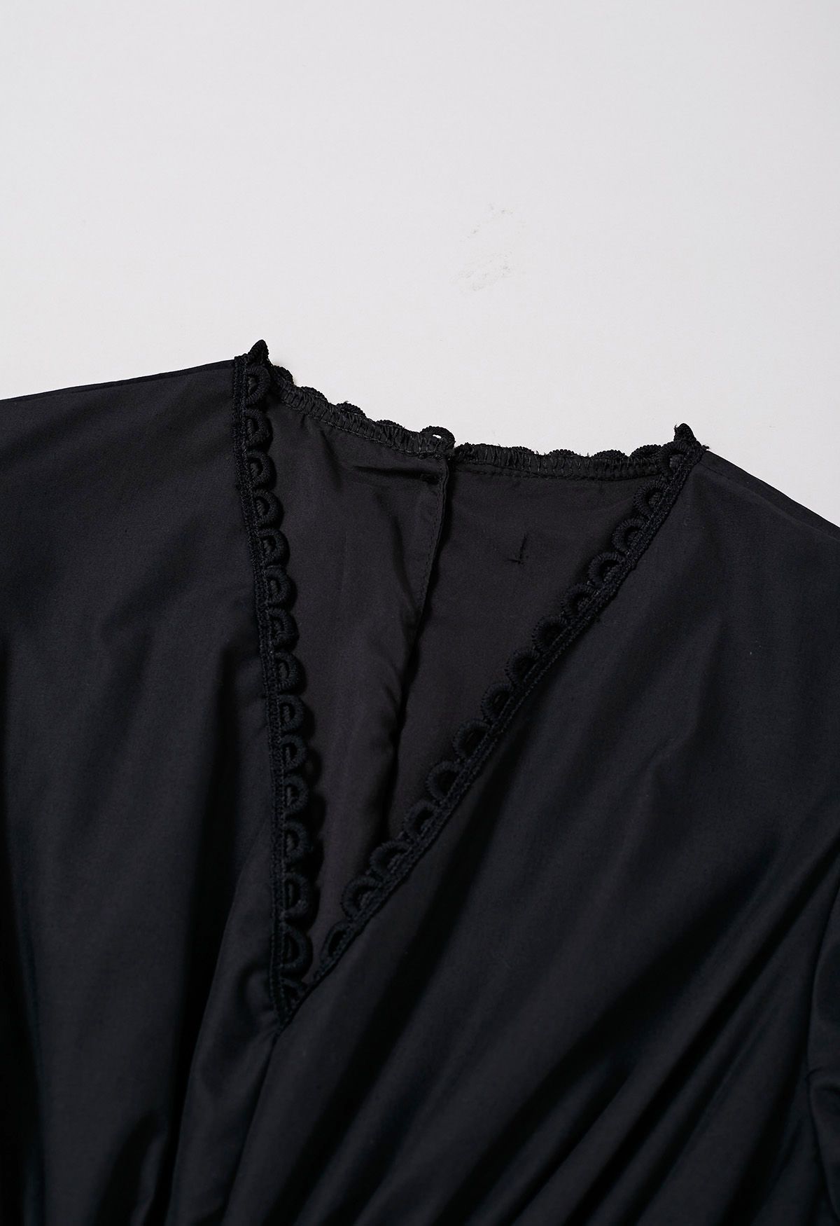 Robe épissé brodée à col en V et manches courtes bouffantes en noir