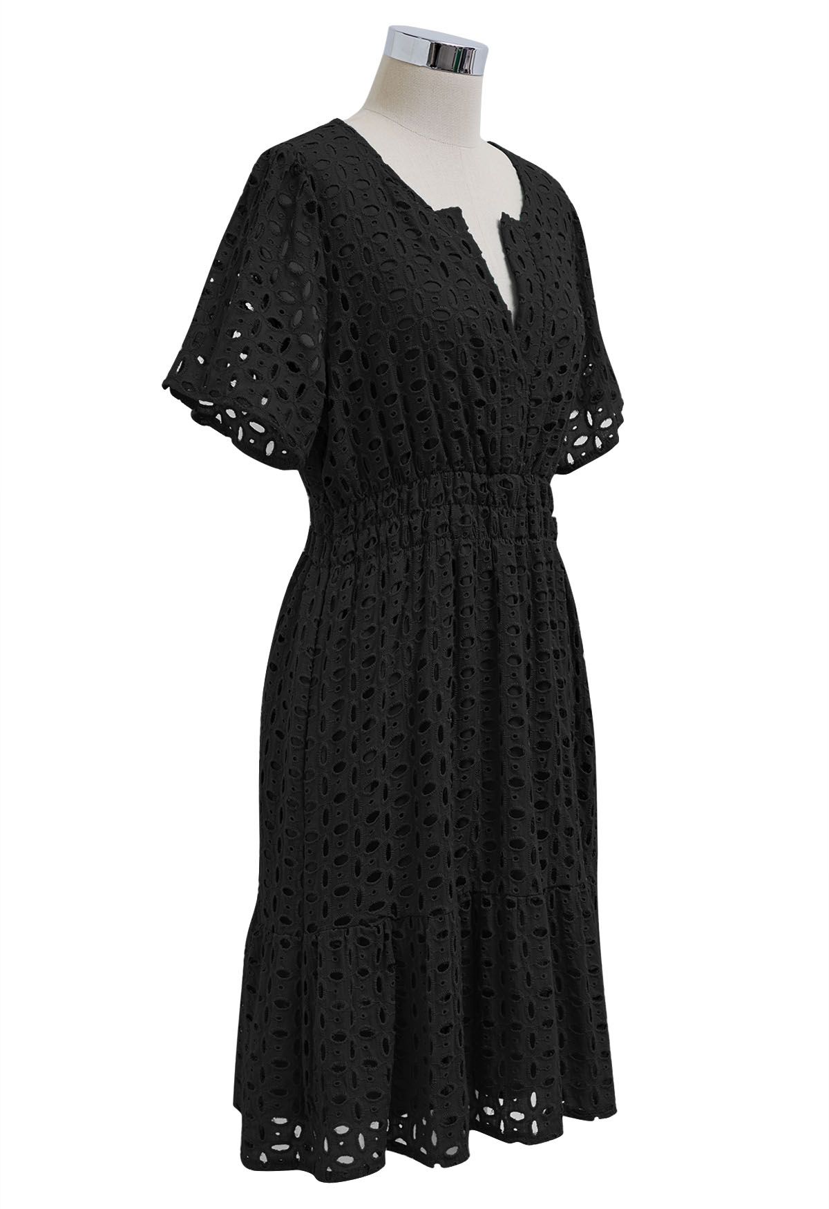 Robe en coton à col en V brodée d'œillets en noir