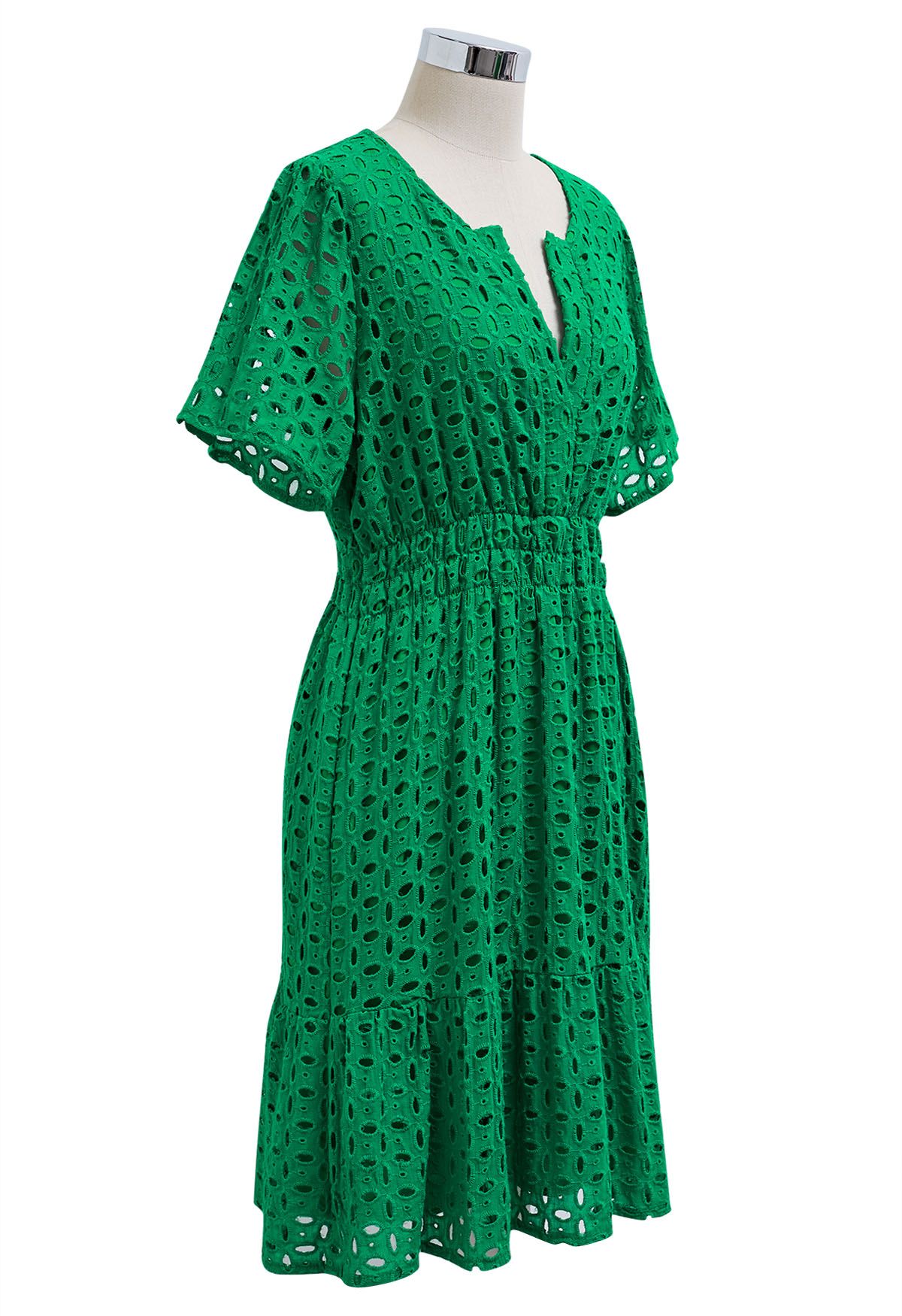 Robe en coton à col en V et broderies d'œillets en vert