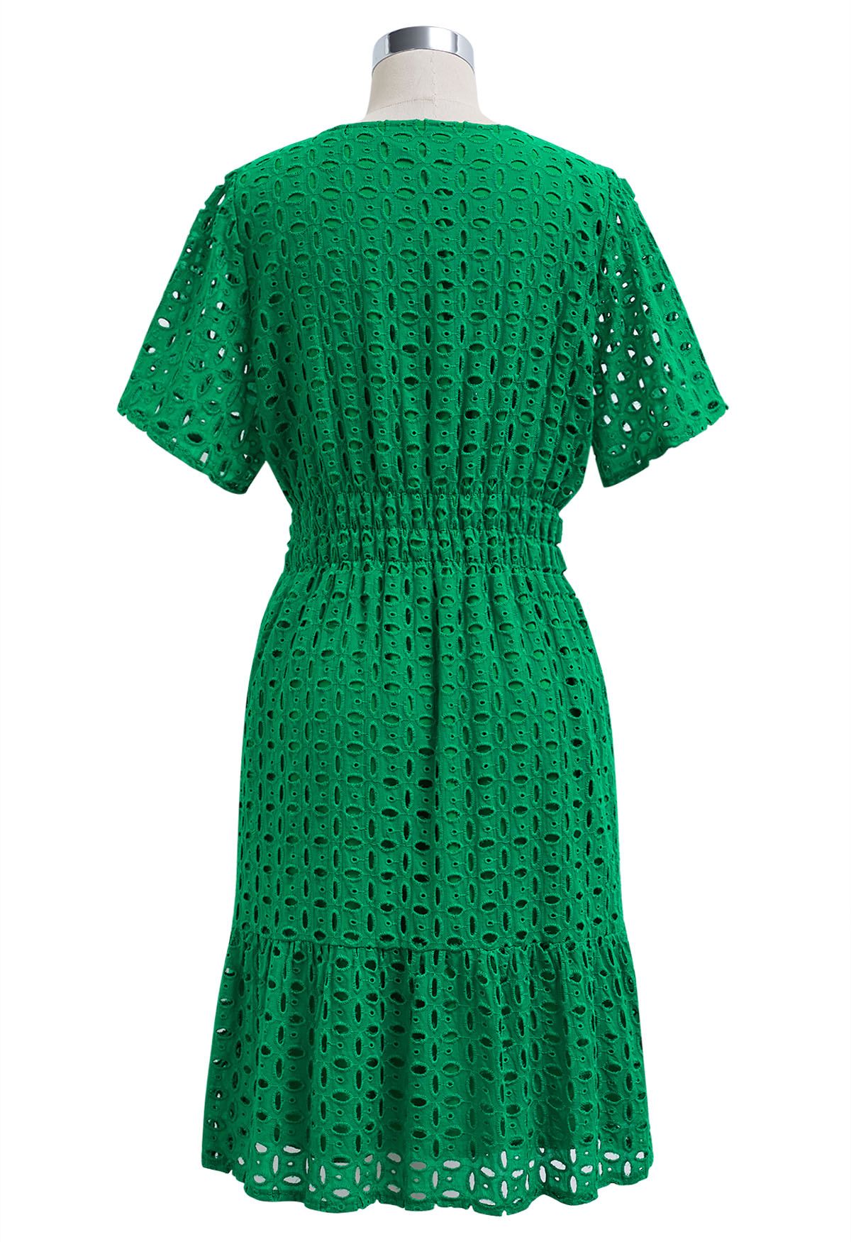 Robe en coton à col en V et broderies d'œillets en vert