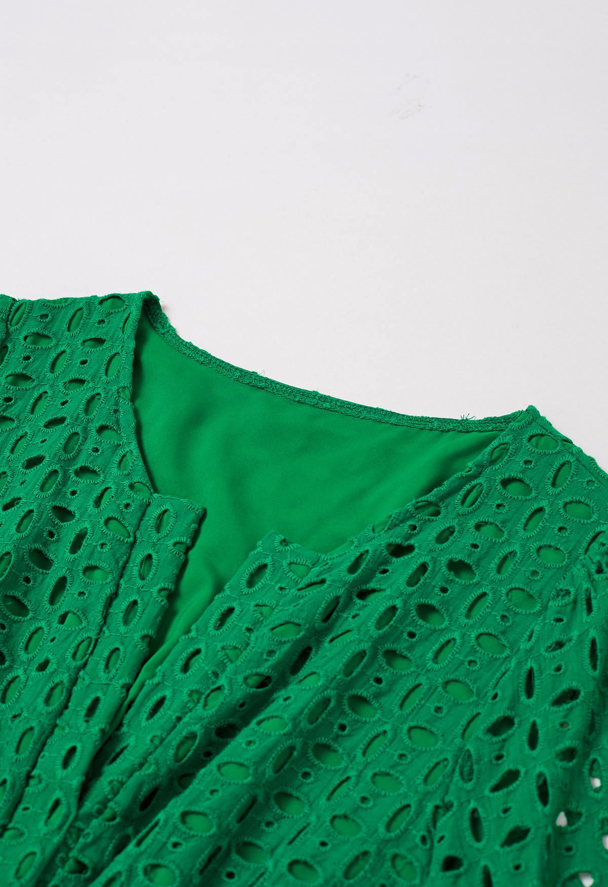 Robe en coton à col en V et broderies d'œillets en vert