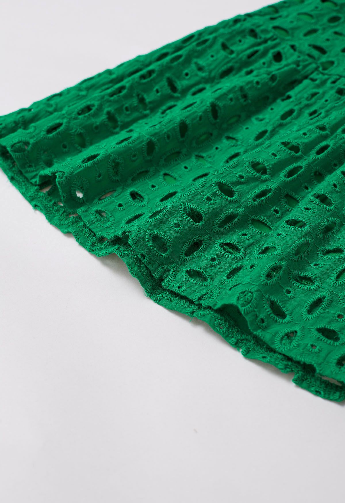 Robe en coton à col en V et broderies d'œillets en vert