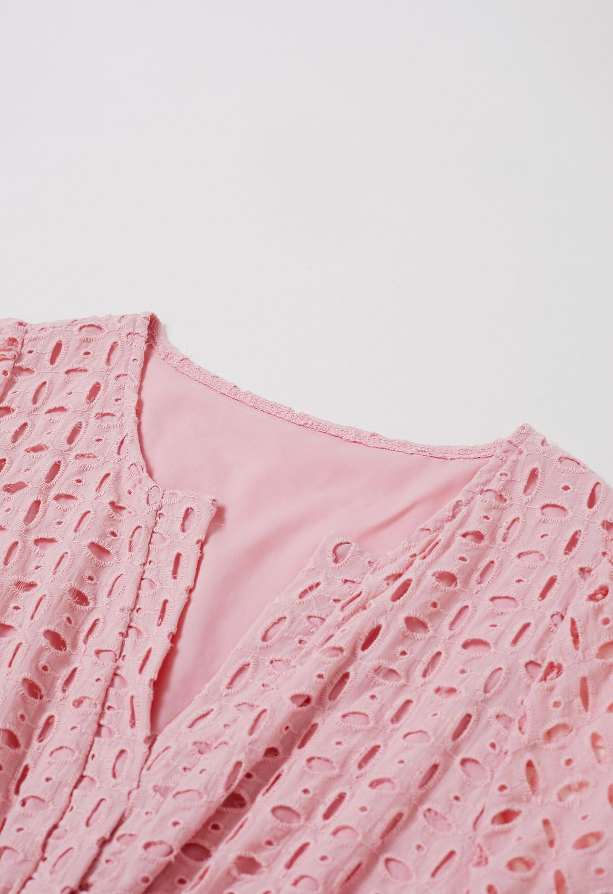 Robe en coton à col en V brodée d'œillets en rose