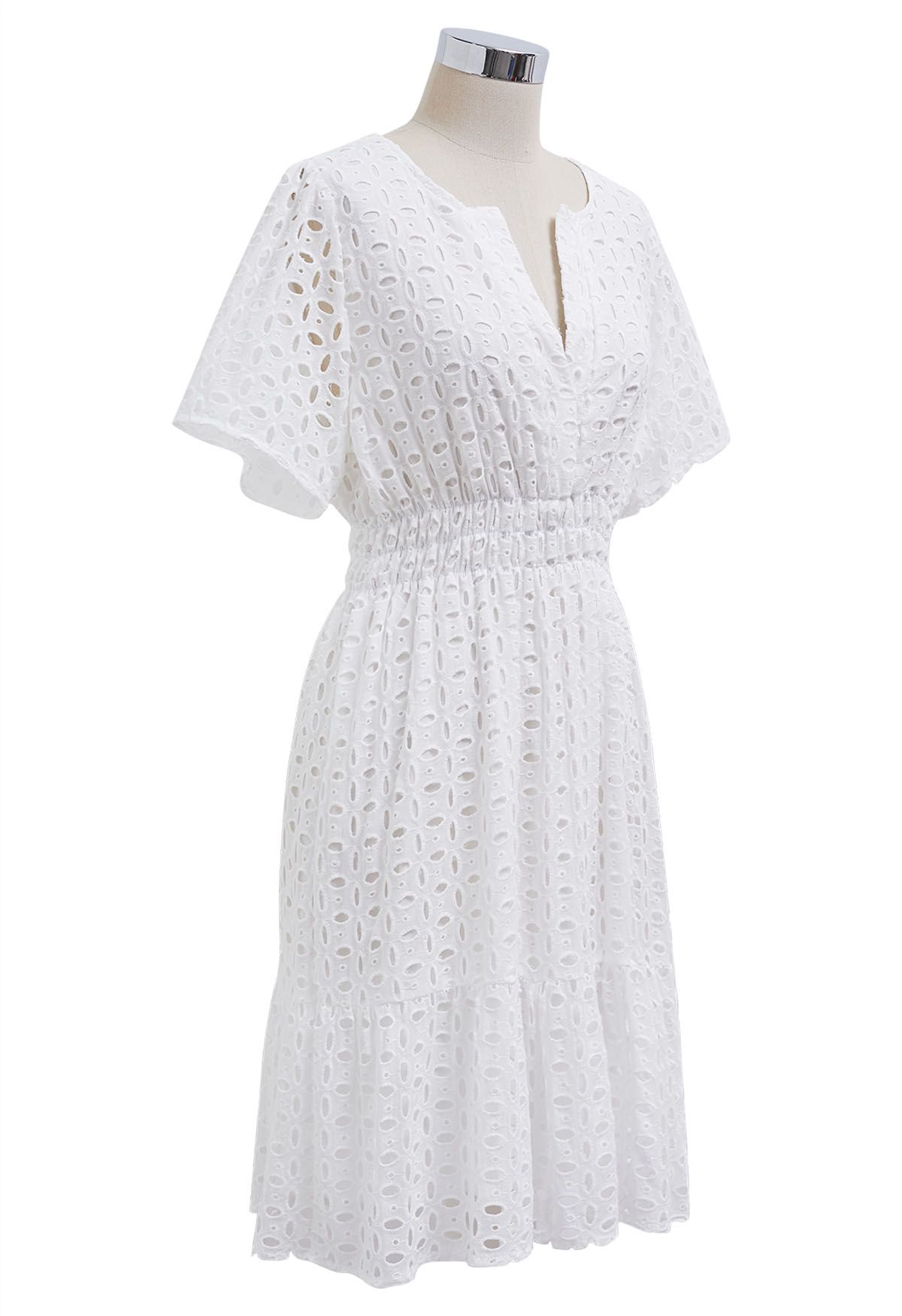 Robe en coton à col en V brodée d'œillets en blanc