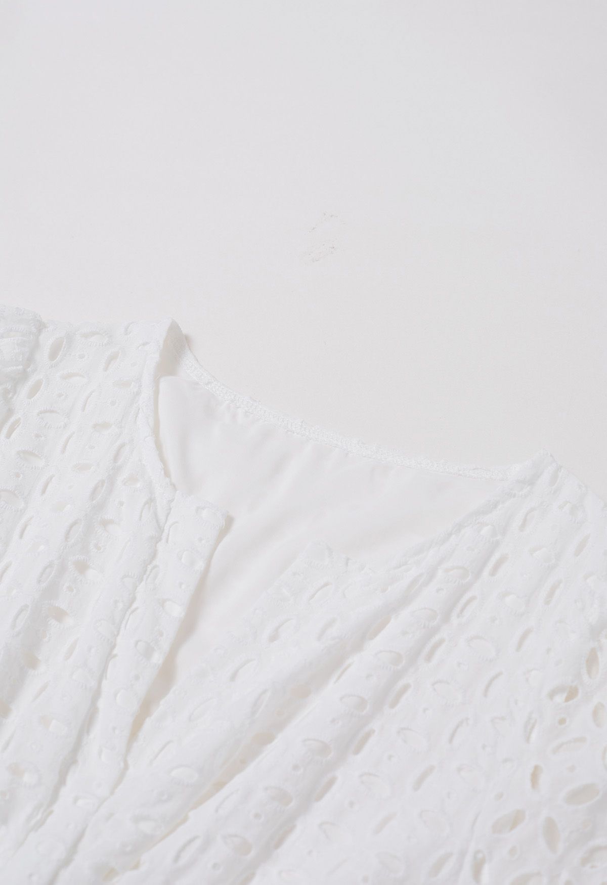 Robe en coton à col en V brodée d'œillets en blanc