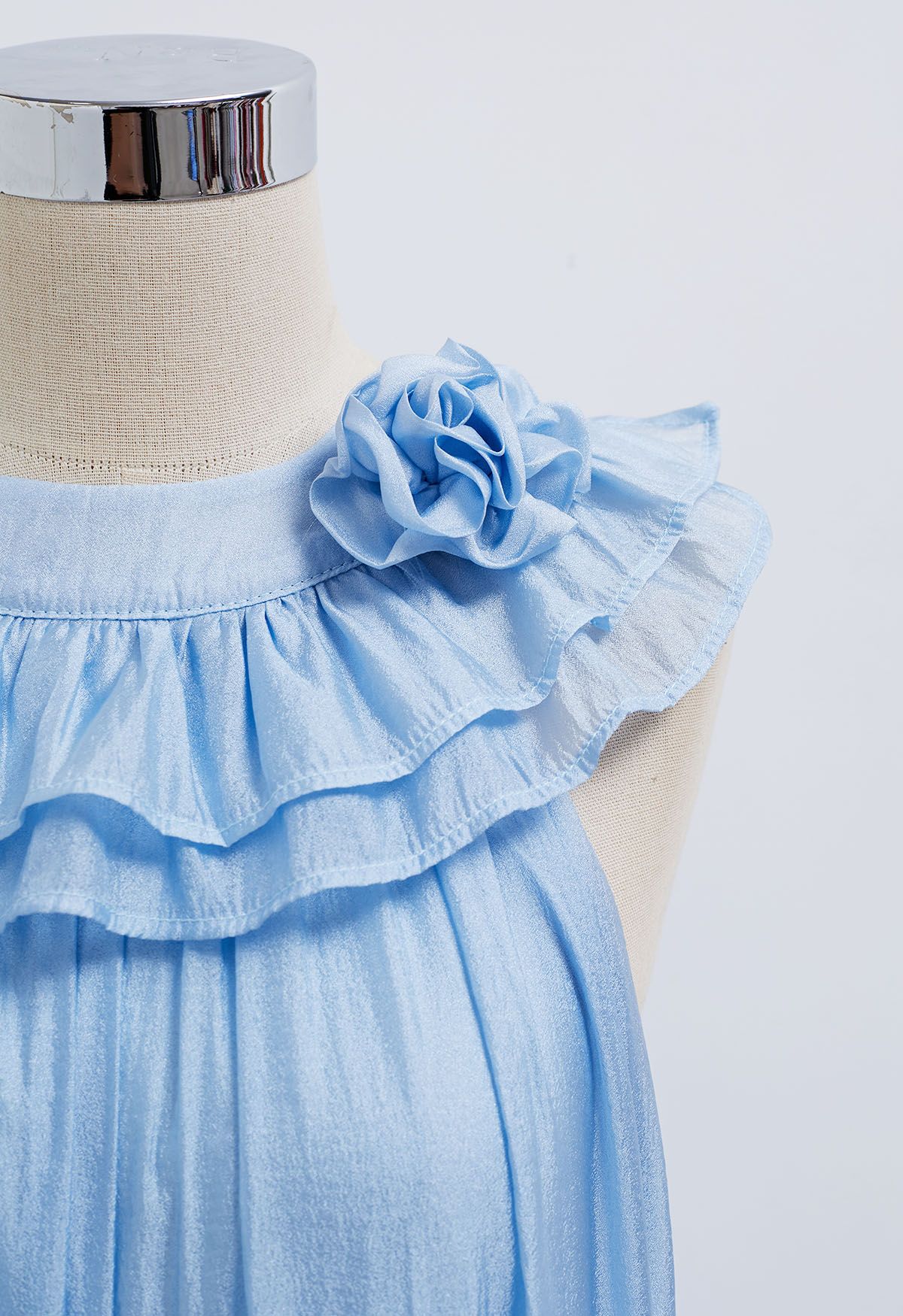 Robe mi-longue à col licou et à volants avec broche rose