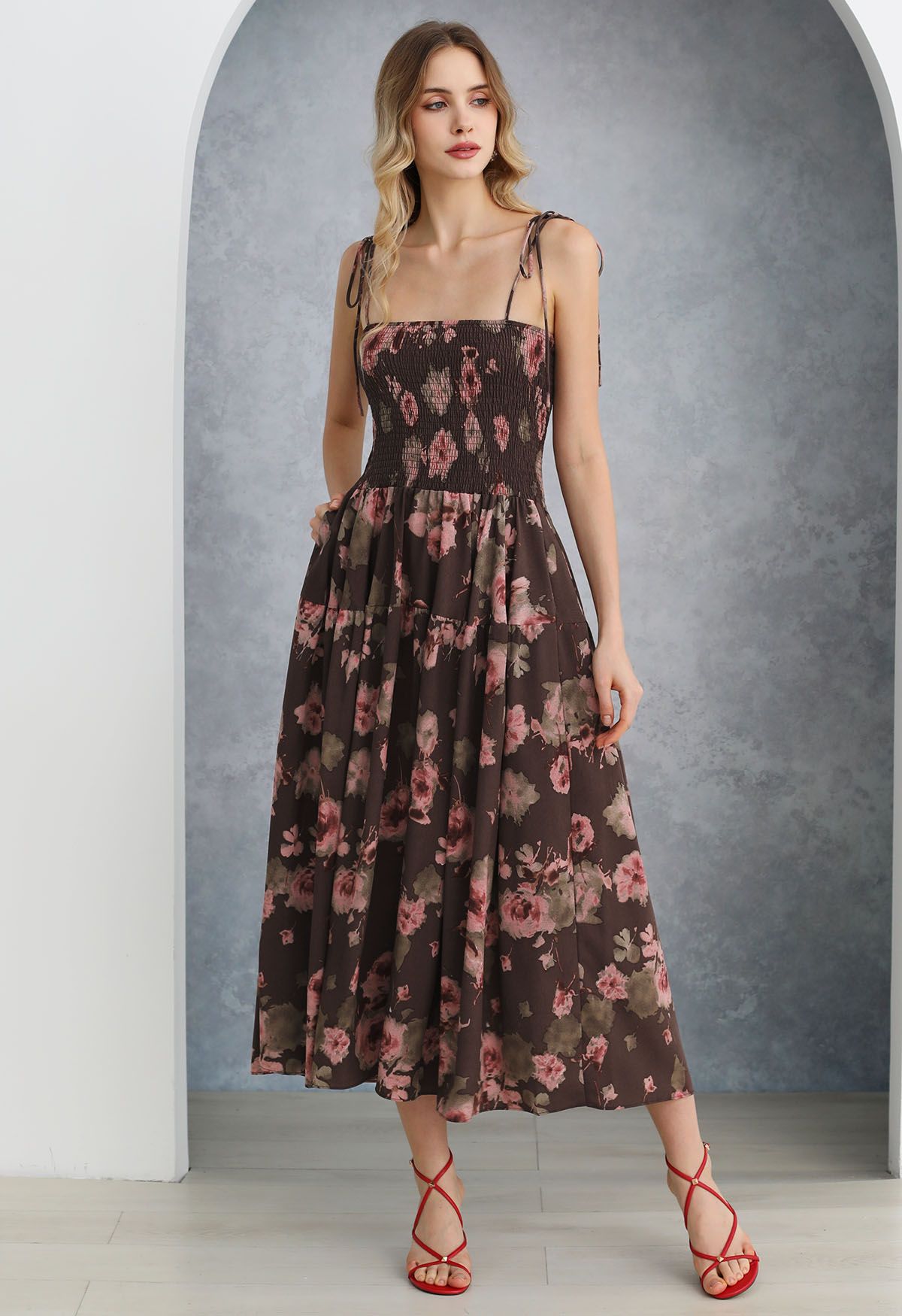 Robe midi froncée à fleurs et épaules nouées en bordeaux