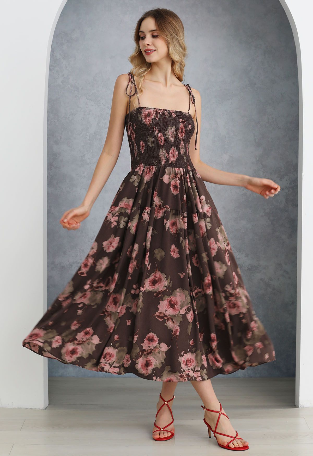 Robe midi froncée à fleurs et épaules nouées en bordeaux