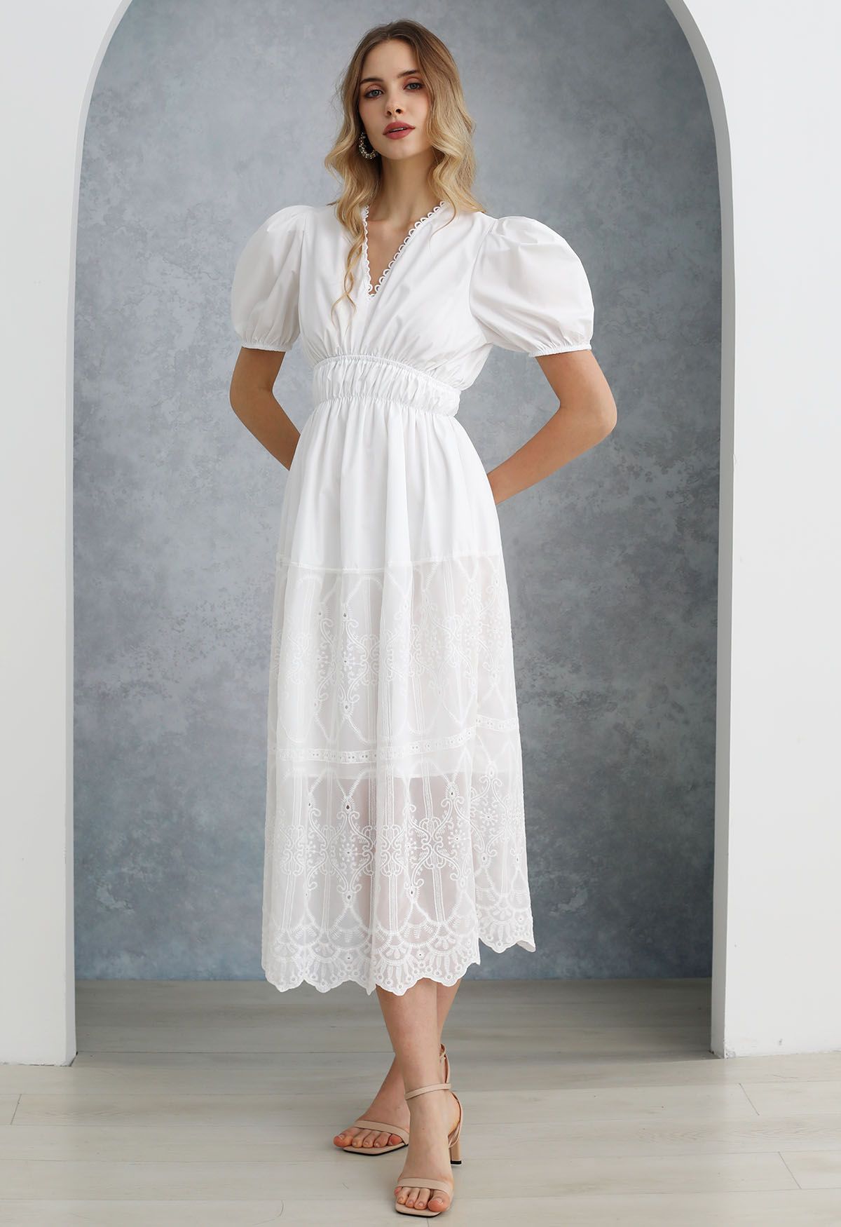 Robe épissé brodée à col en V et manches courtes bouffantes en blanc