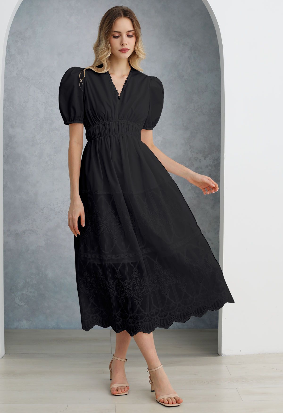 Robe épissé brodée à col en V et manches courtes bouffantes en noir