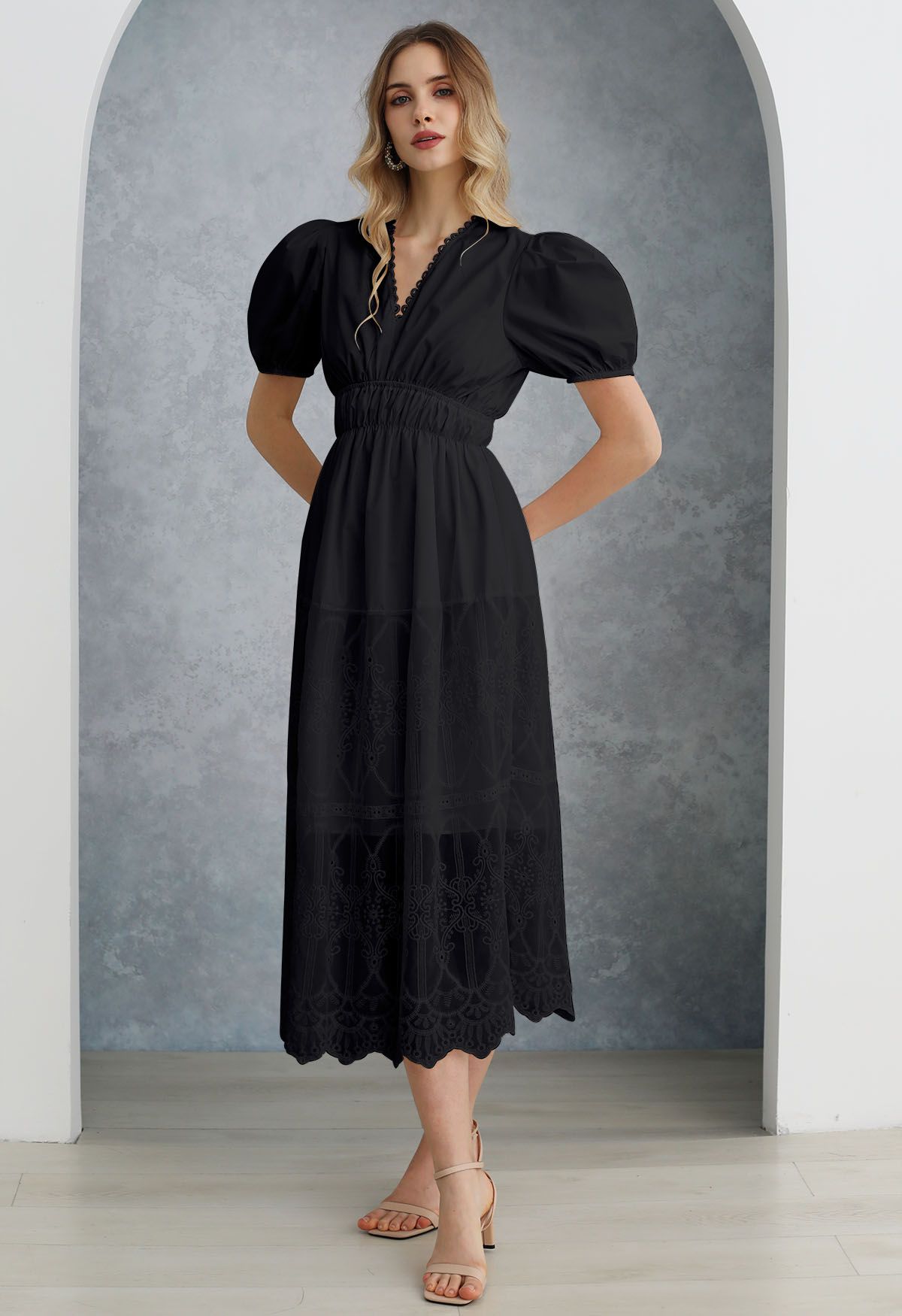 Robe épissé brodée à col en V et manches courtes bouffantes en noir