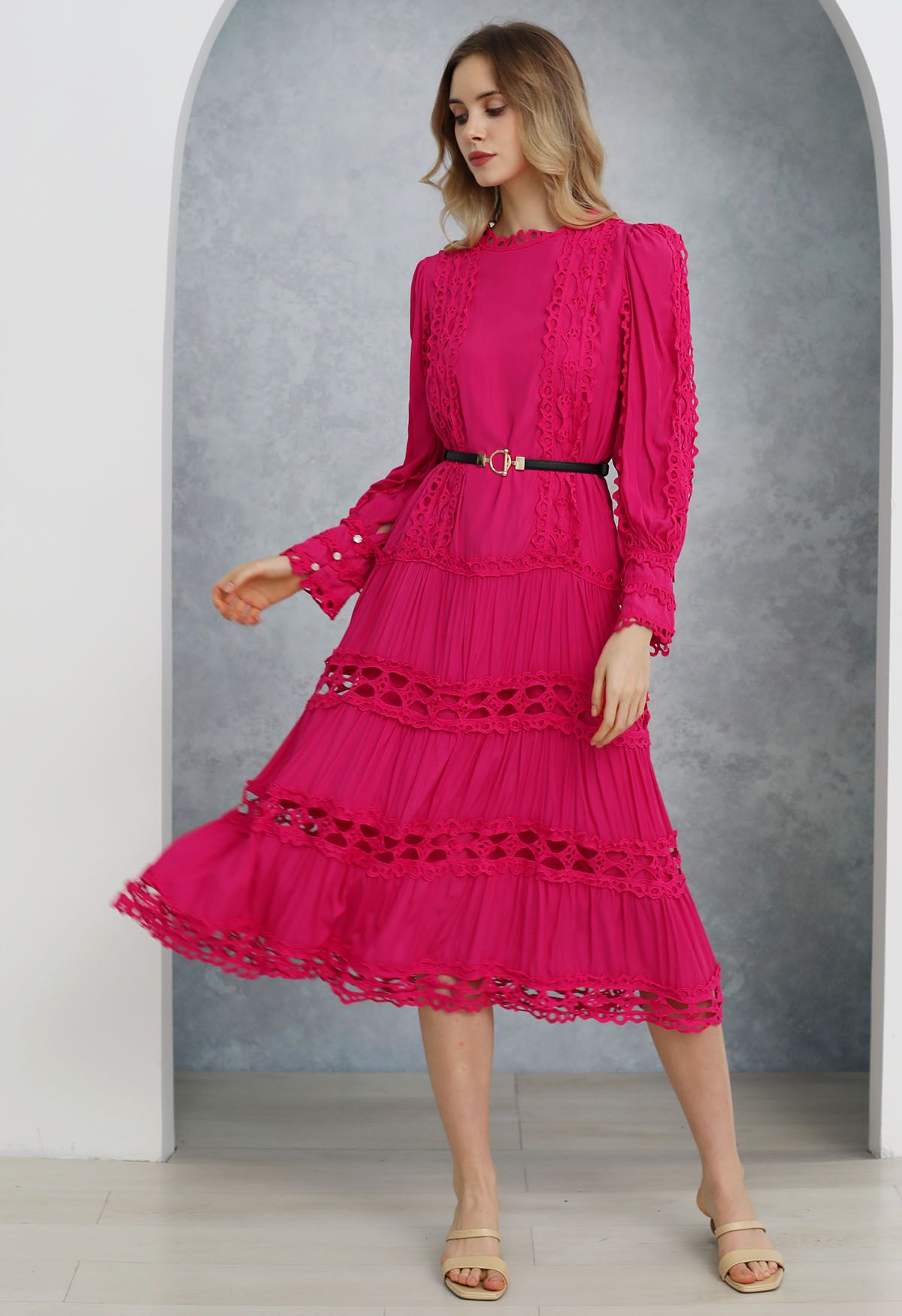 Robe midi ceinturée à manches bouffantes et bordure en dentelle en magenta